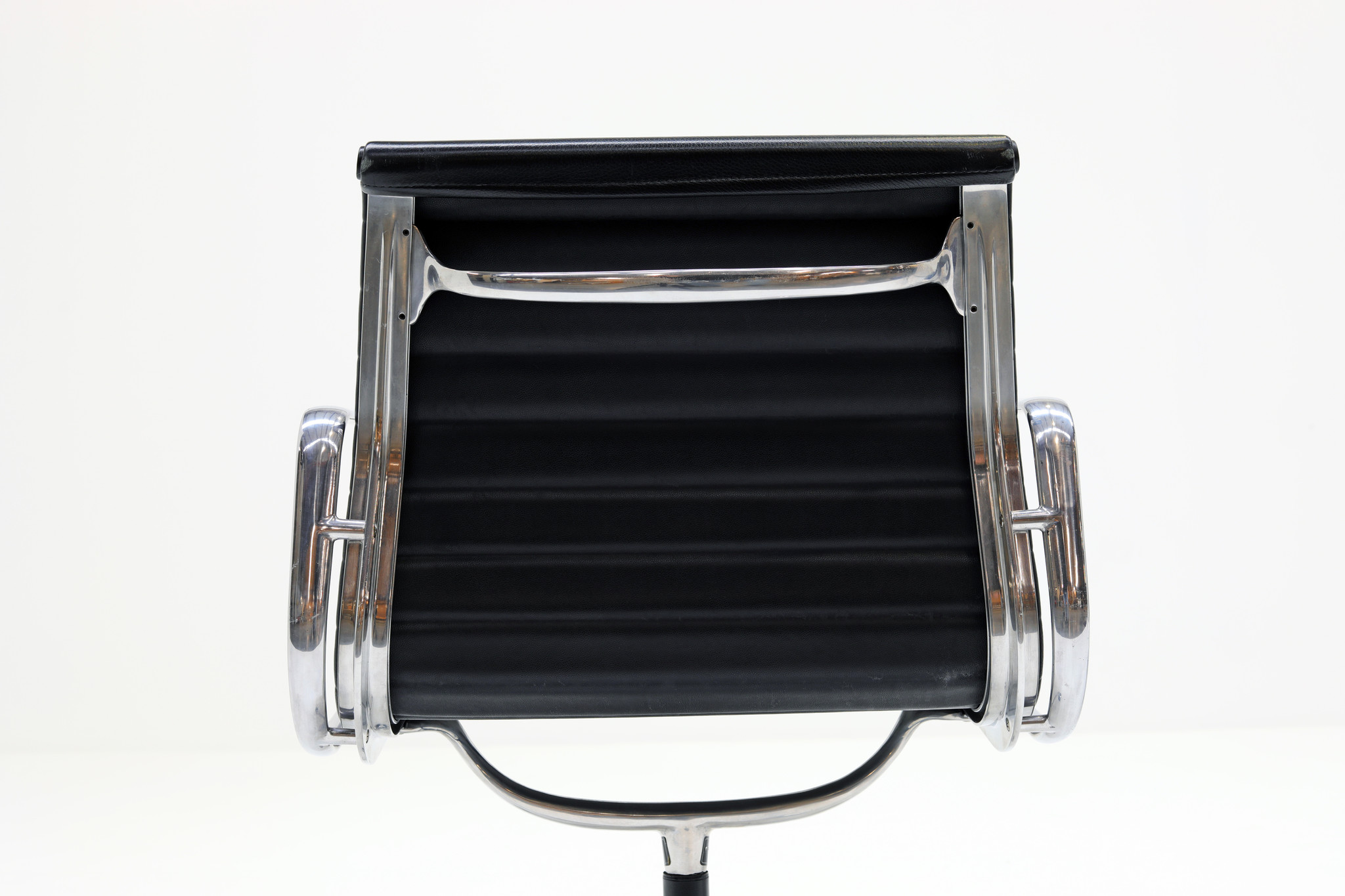 Chaise de bureau Charles Eames en cuir noir