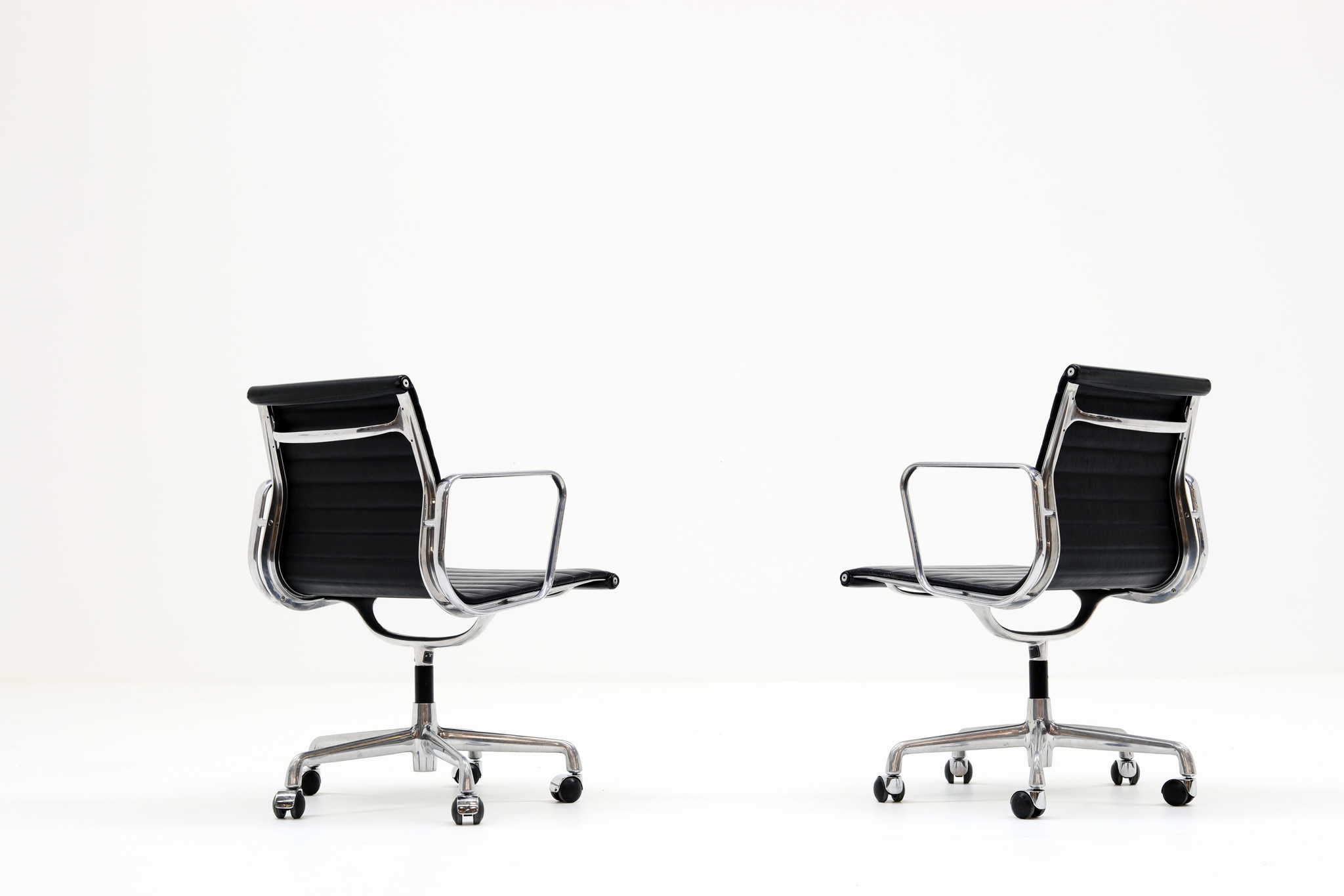 Chaise de bureau Charles Eames en cuir noir