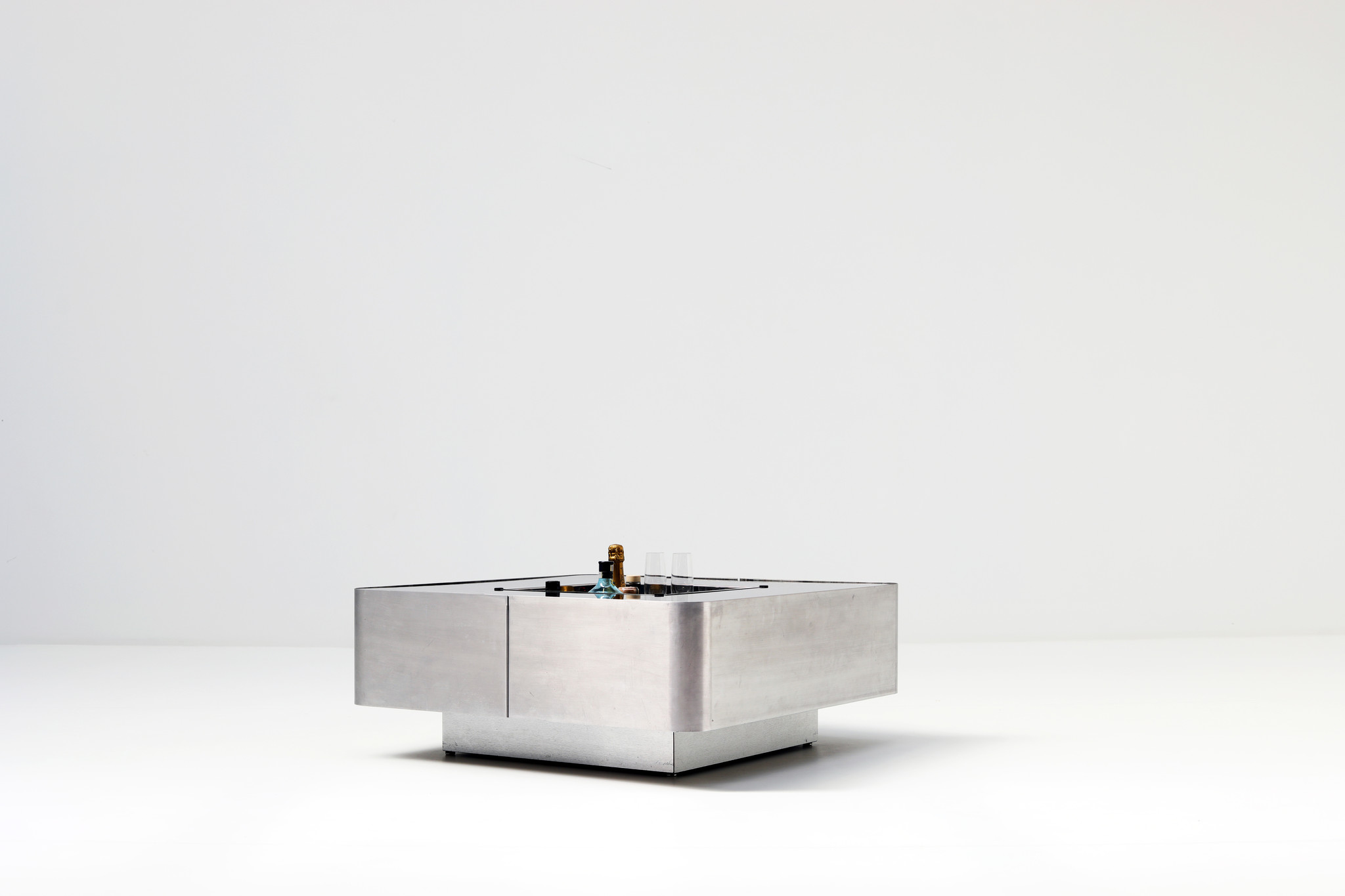 Table basse bar produite par Mario Sabot