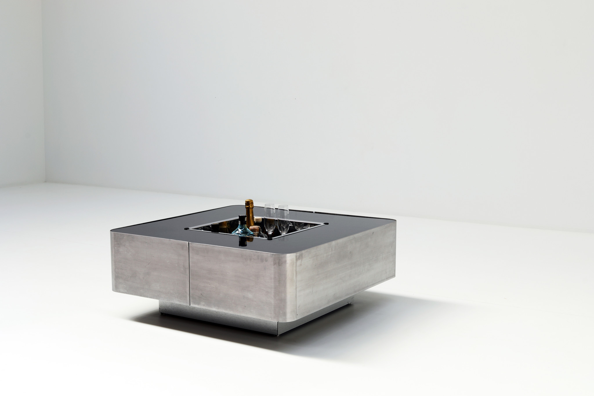 Table basse bar produite par Mario Sabot