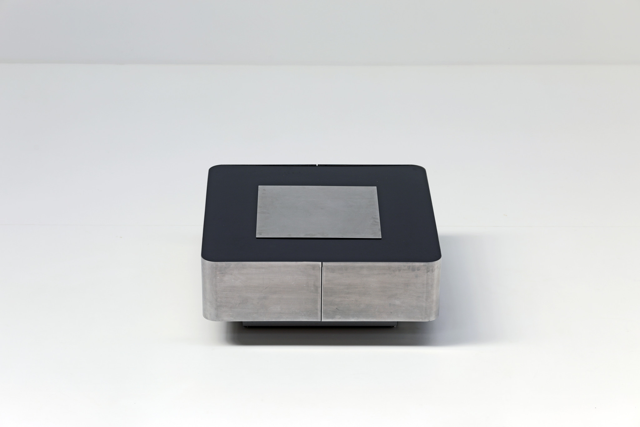 Table basse bar produite par Mario Sabot