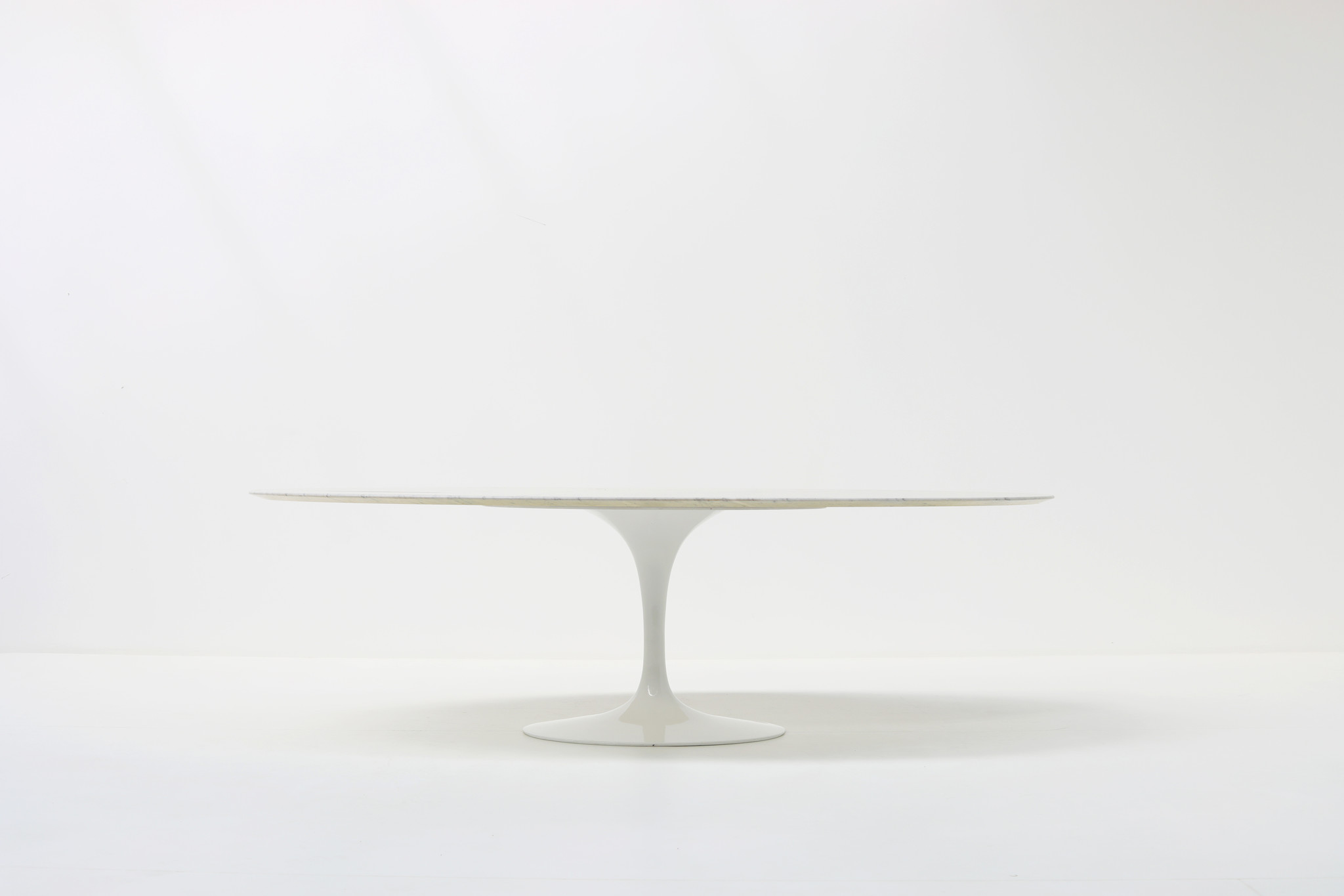 Authentique table tulipe ovale en marbre pour Knoll produite par DeCoene Courtrai