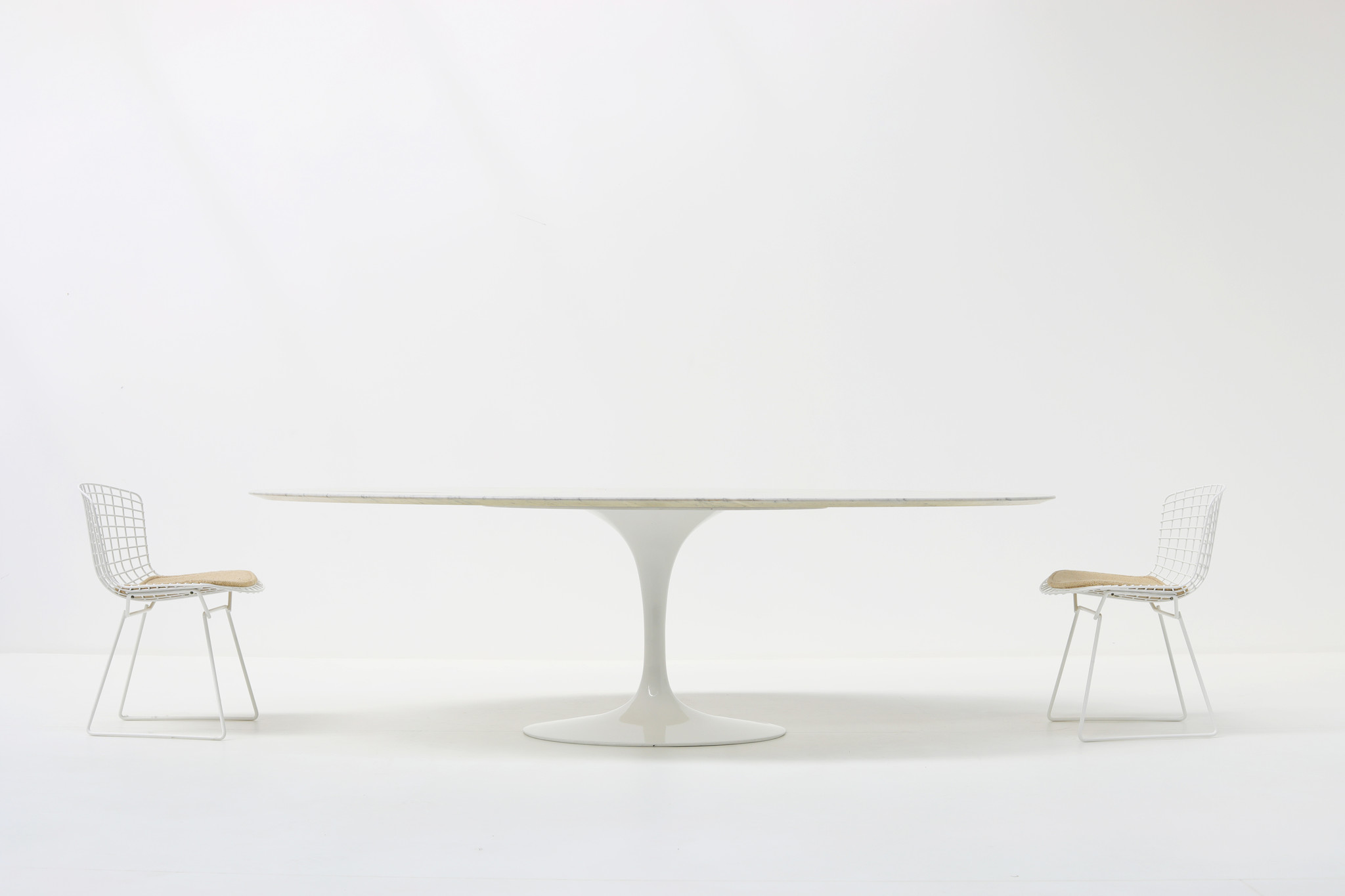 Authentic oval marble tulip table for Knoll produced by DeCoene Kortrijk