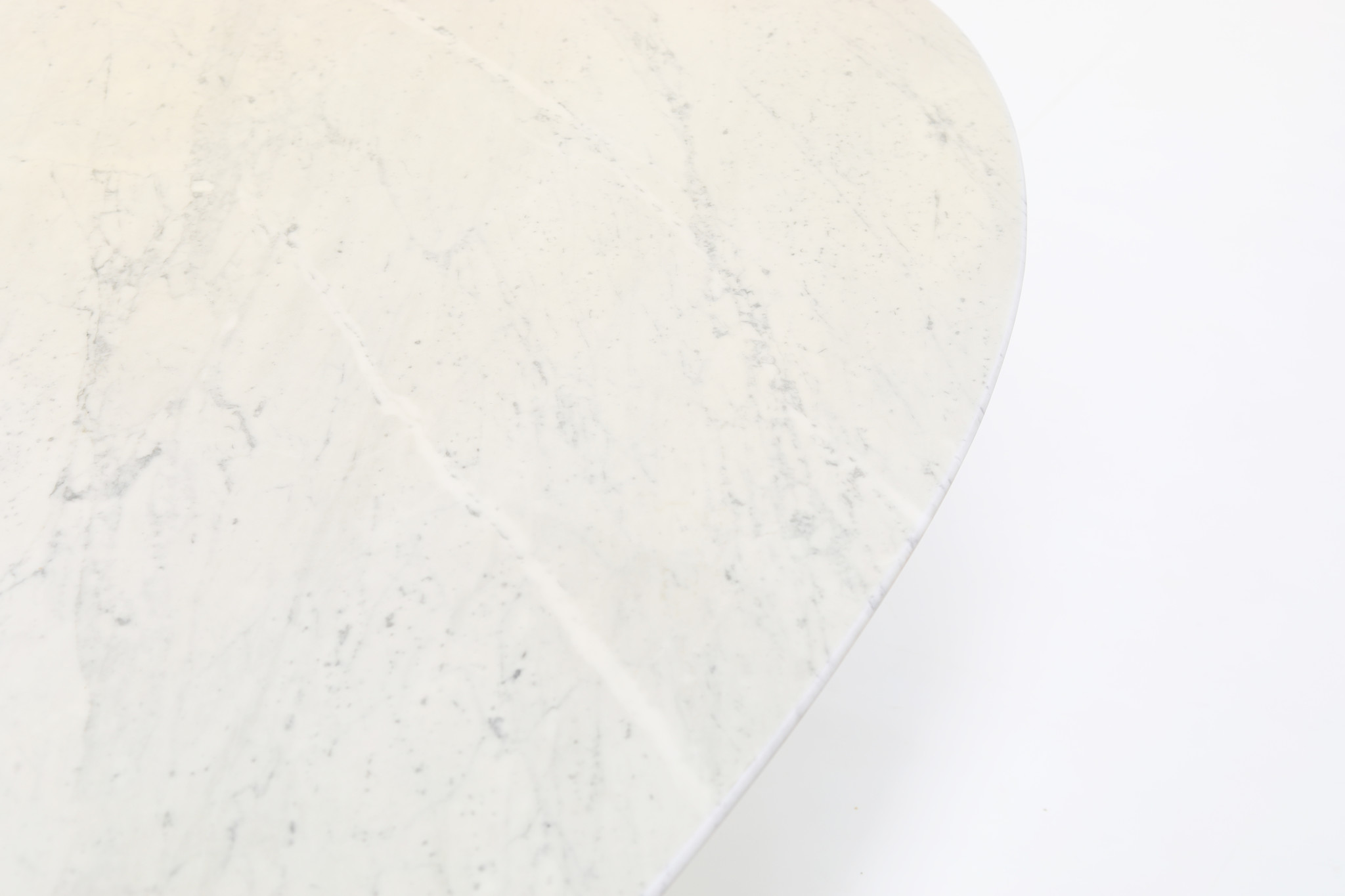 Authentique table tulipe ovale en marbre pour Knoll produite par DeCoene Courtrai