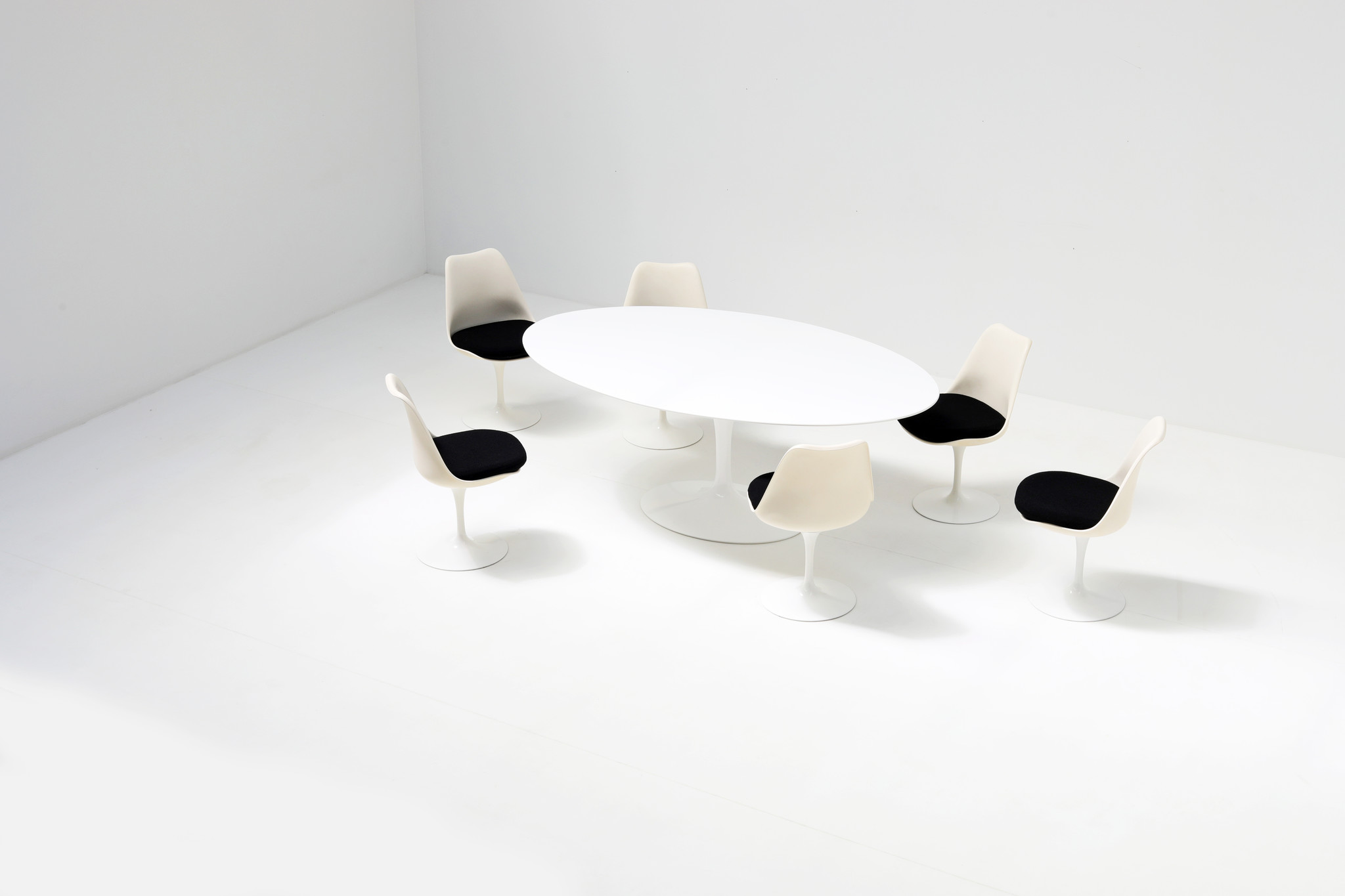 Eero Saarinen oval tulip dining table for Knoll