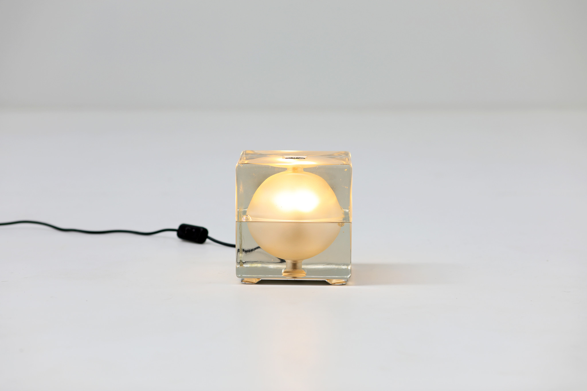 Cubosphere tafel Lamp ontworpen door Alessandro Mendini