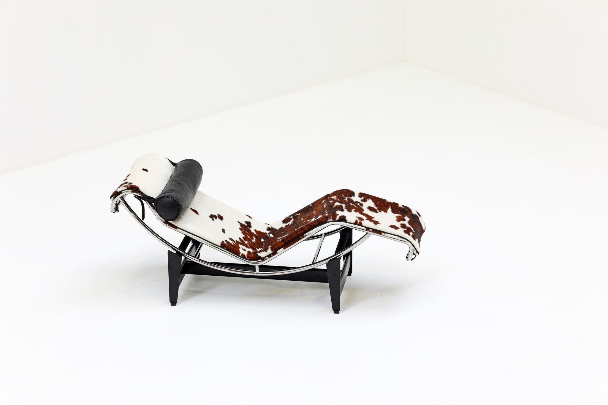 LE CORBUSIER CHAISE LONGUE LC4