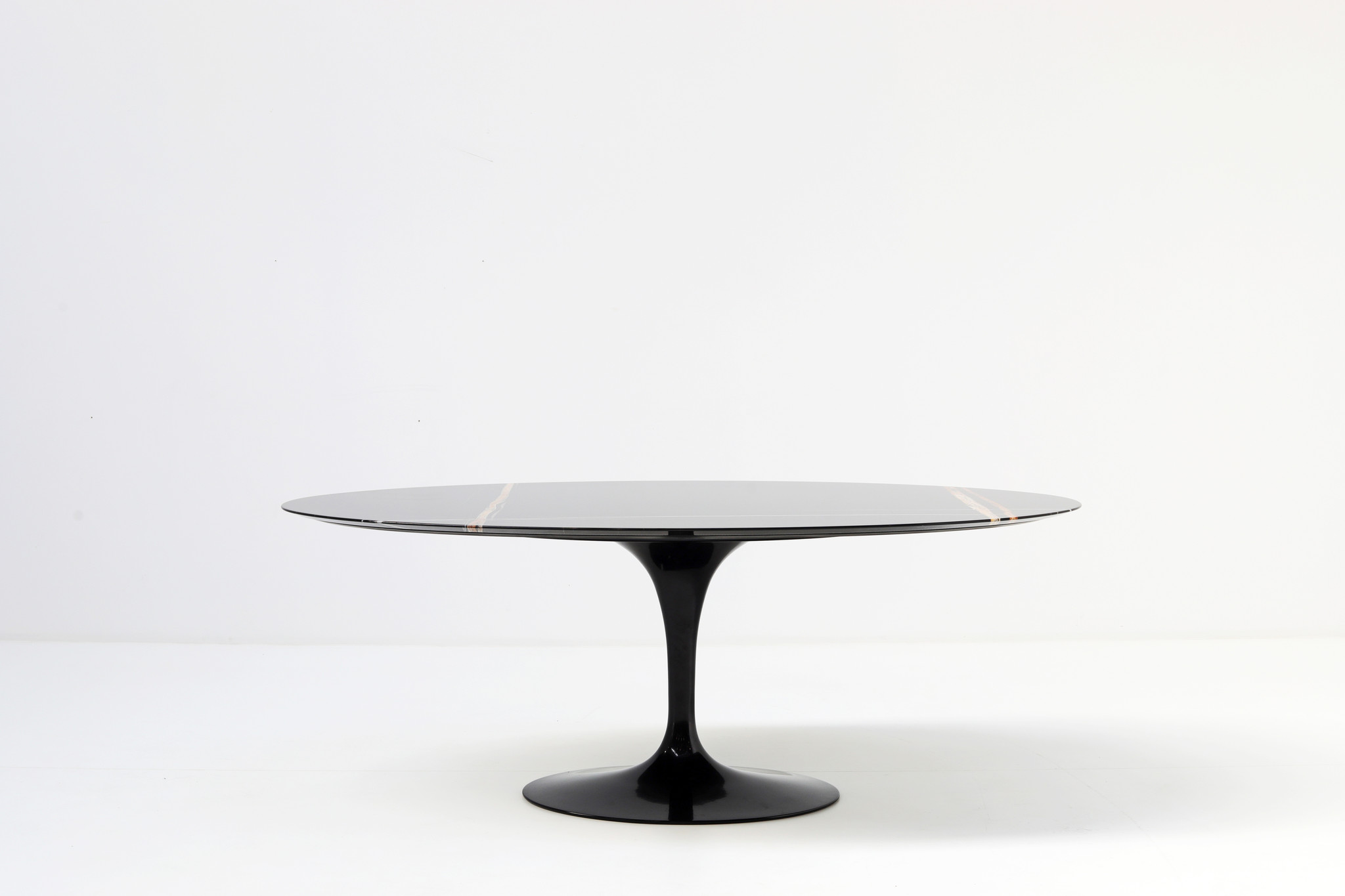 Oval Knoll tulip table in black marble by Eero Saarinen for knoll