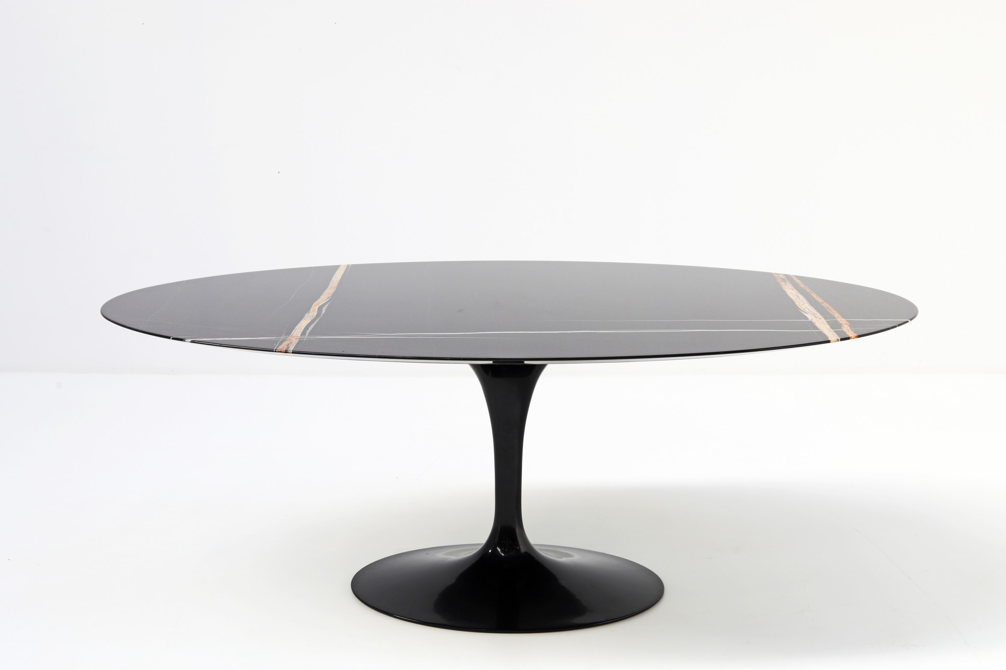 Oval Knoll tulip table in black marble by Eero Saarinen for knoll