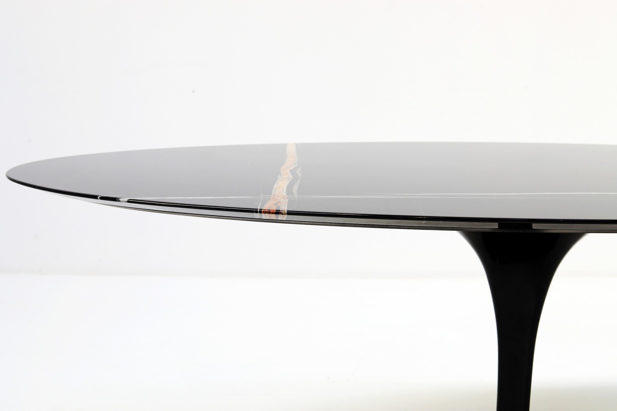 KNOLL tavolo ovale alto TULIP collezione Eero Saarinen 244x137 cm (Base  nera / piano nero Marquina - Marmo e alluminio) 