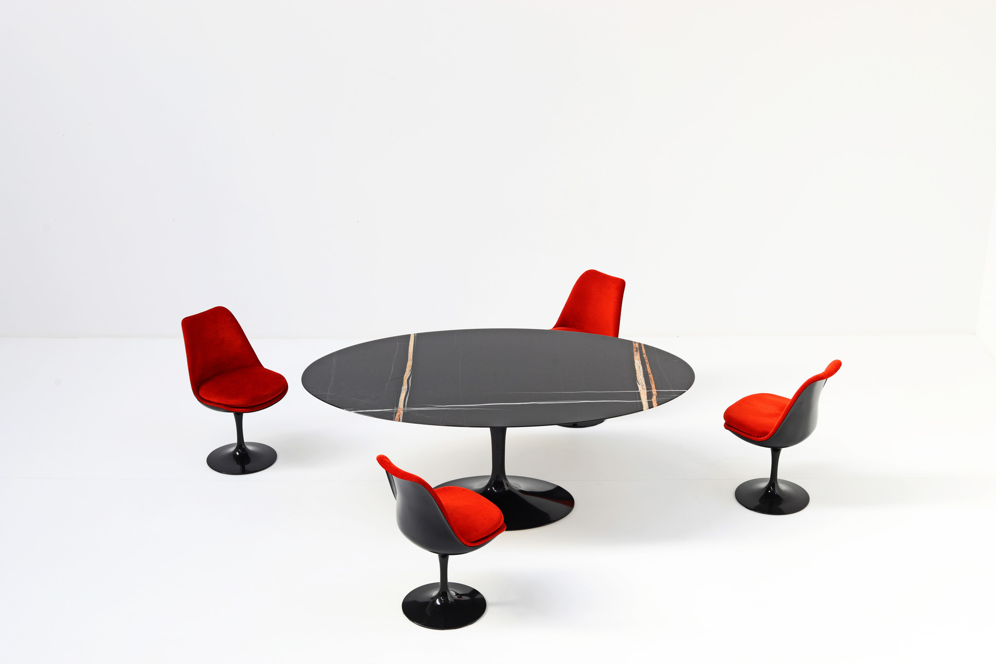 KNOLL tavolo ovale alto TULIP collezione Eero Saarinen 244x137 cm (Base  nera / piano nero Marquina - Marmo e alluminio) 