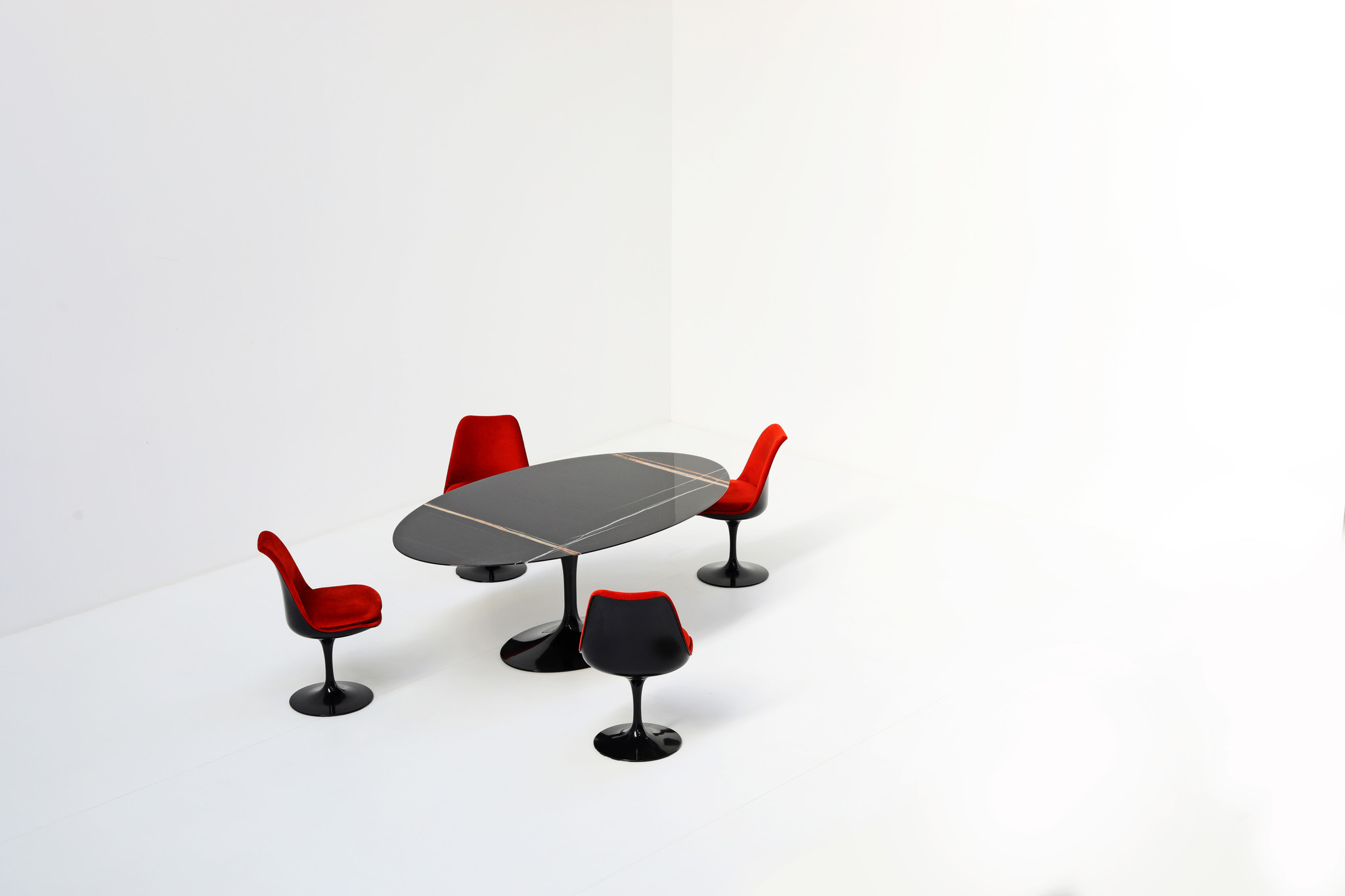 Oval Knoll tulip table in black marble by Eero Saarinen for knoll