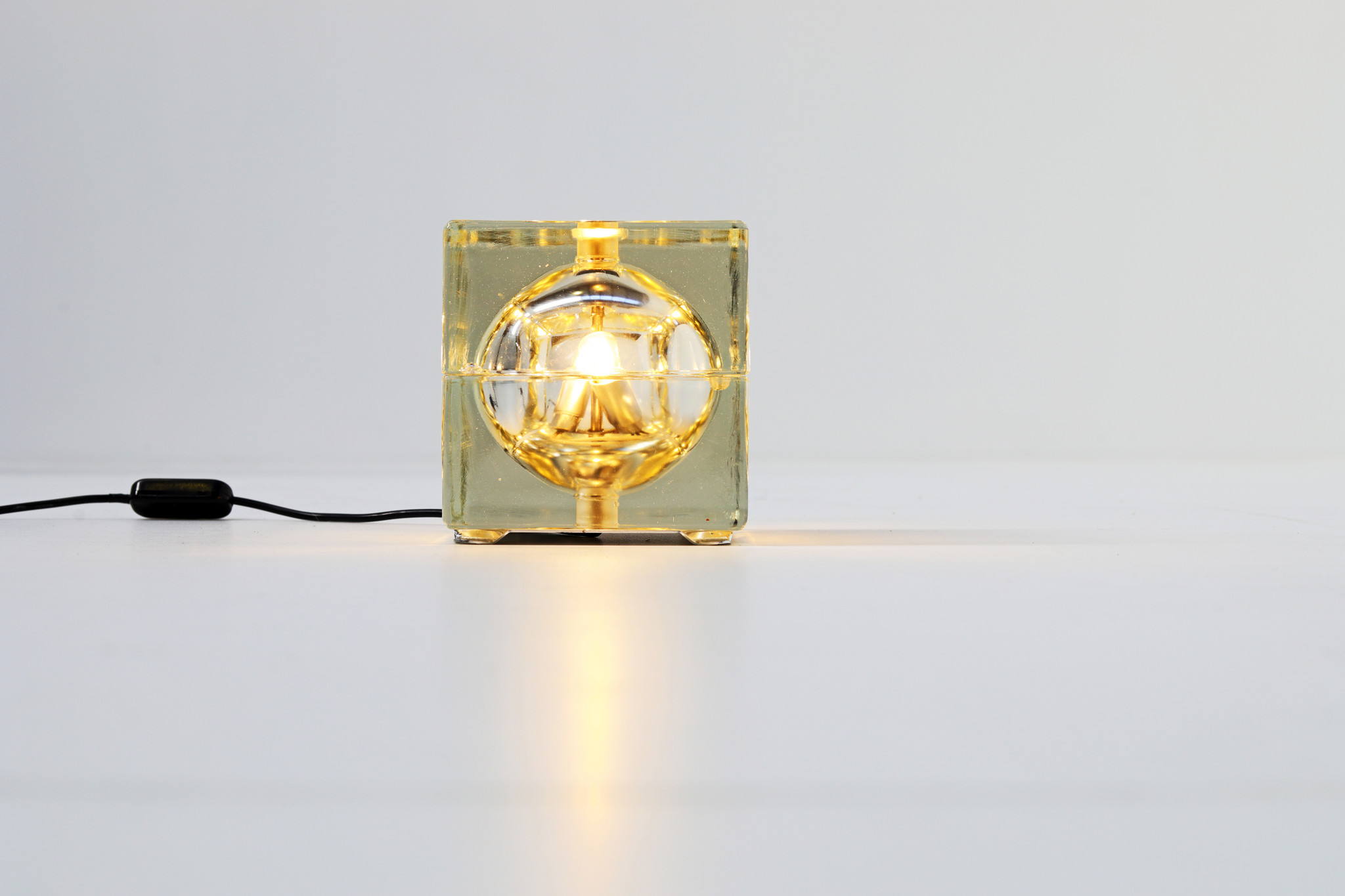 Cubosphere tafel Lamp ontworpen door Alessandro Mendini