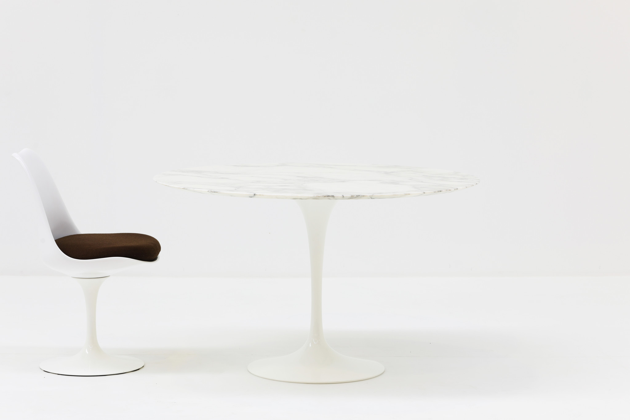 Knoll marmeren Tulip tafel ontworpen door Eero Saarinen