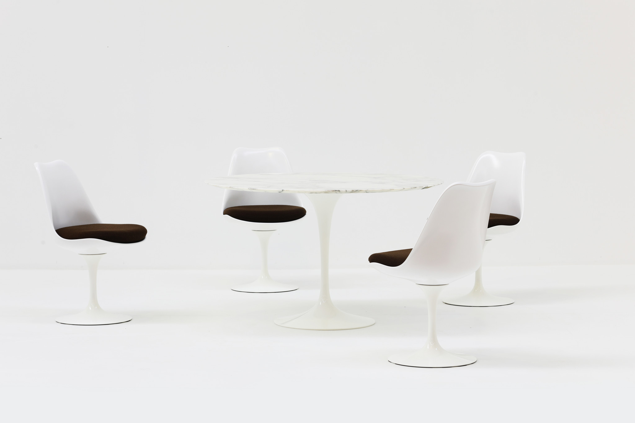 Knoll marmeren Tulip tafel ontworpen door Eero Saarinen