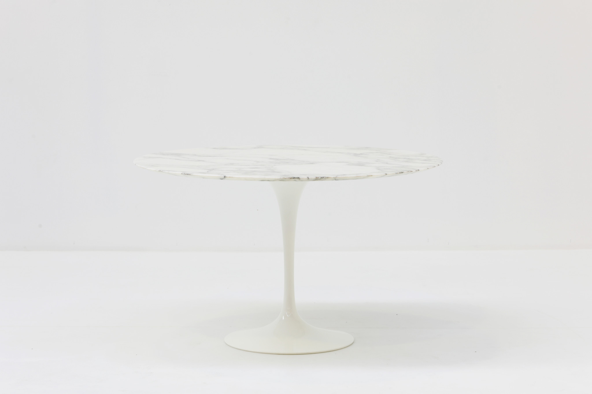 Knoll marble Tulip table designed by Eero Saarinen