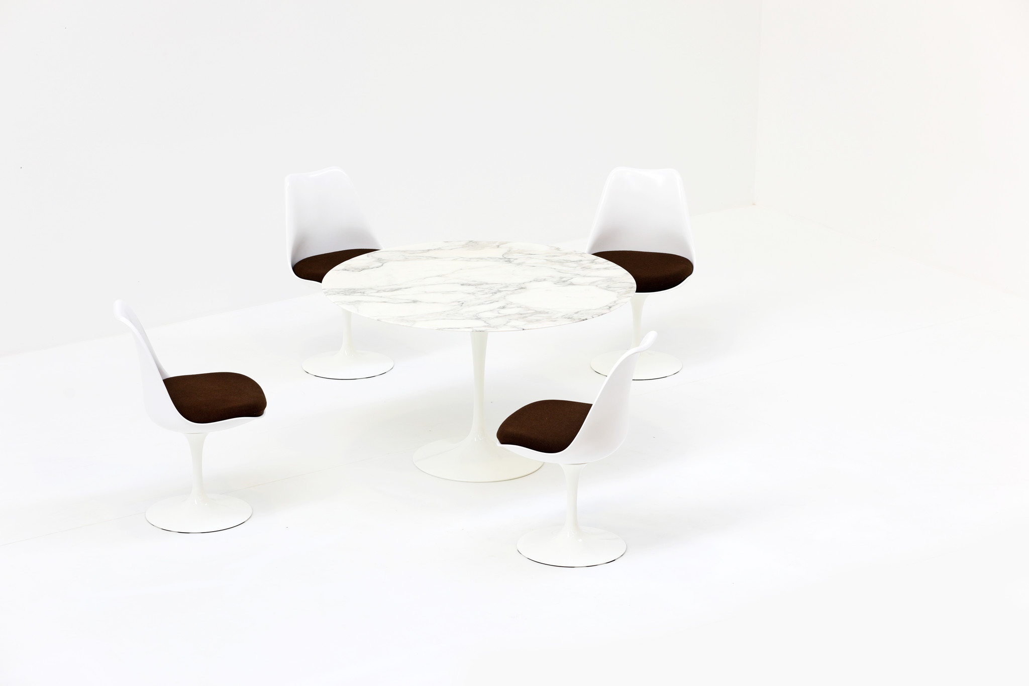 Knoll marmeren Tulip tafel ontworpen door Eero Saarinen
