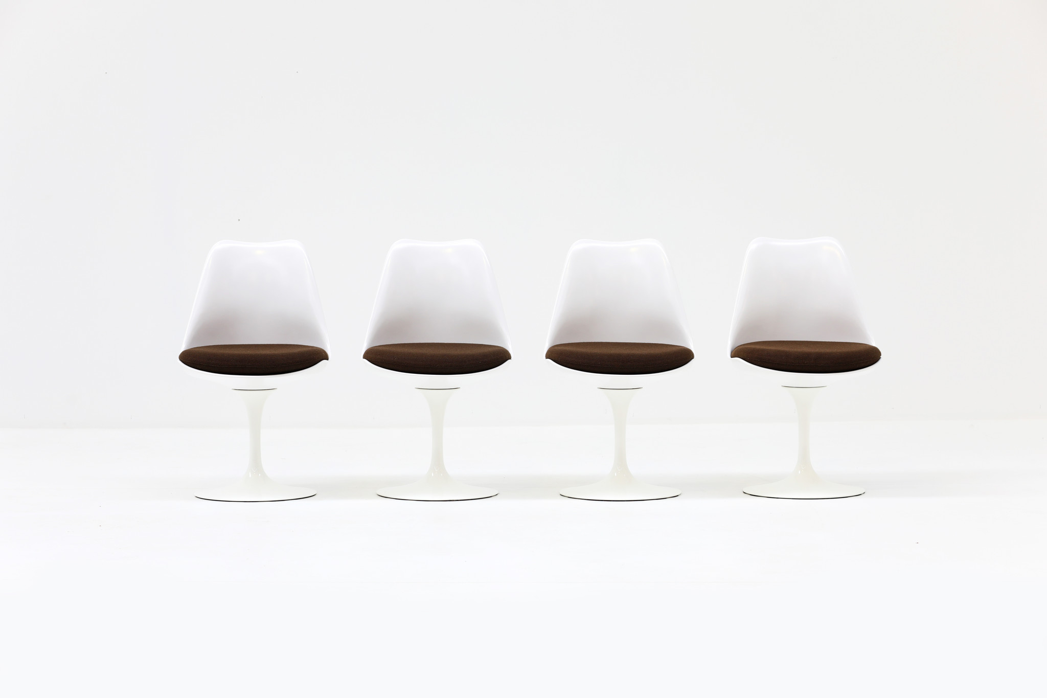 Set van 4 tulip stoelen door Eero Saarinen voor knoll international