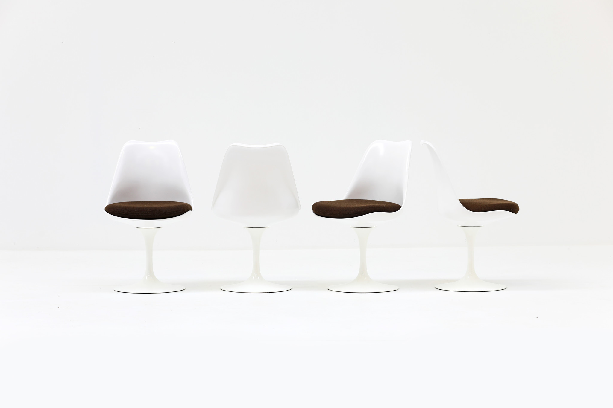 Set van 4 tulip stoelen door Eero Saarinen voor knoll international