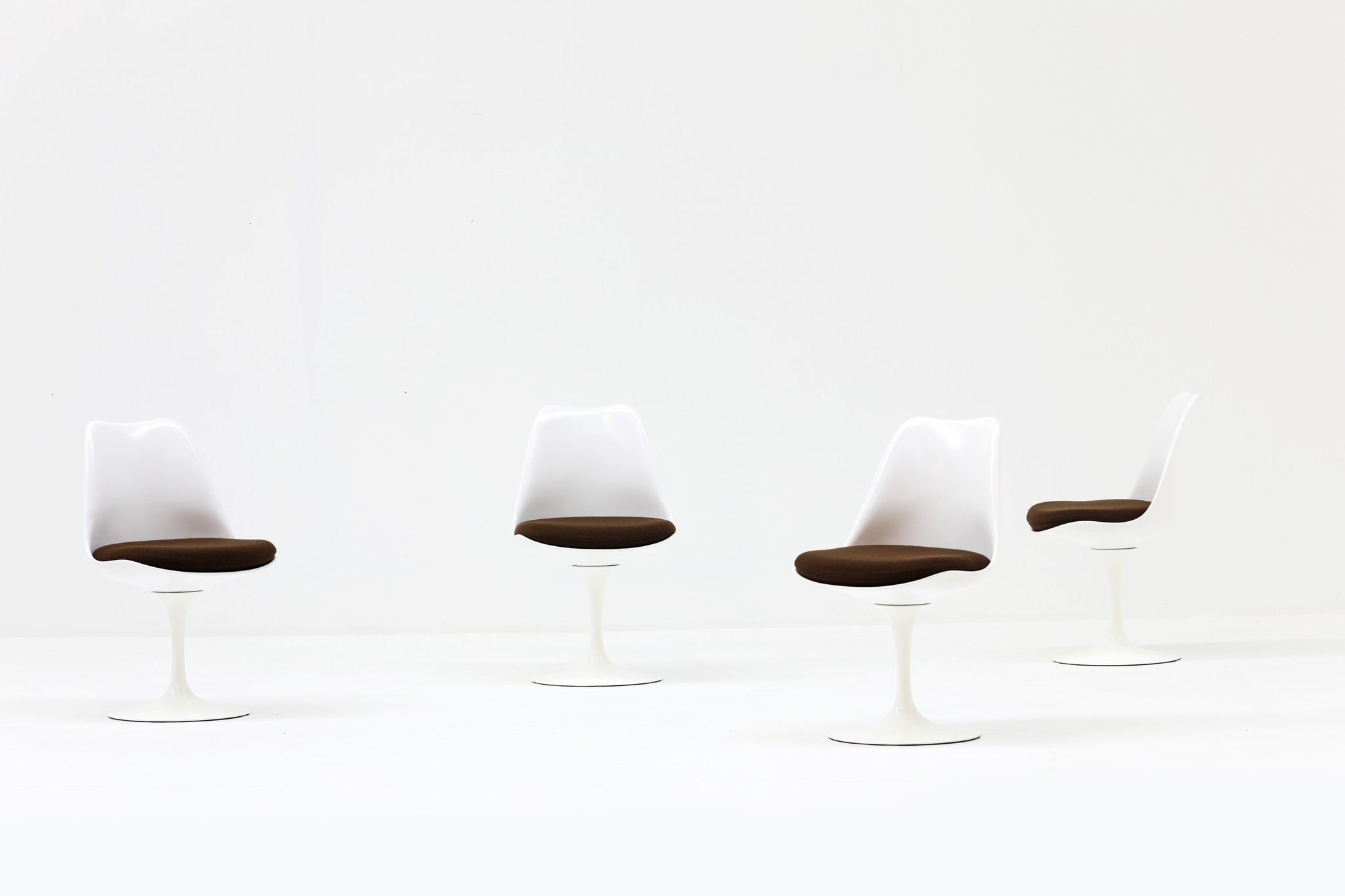 Set of 4 tulip chairs by Eero Saarinen for knoll international