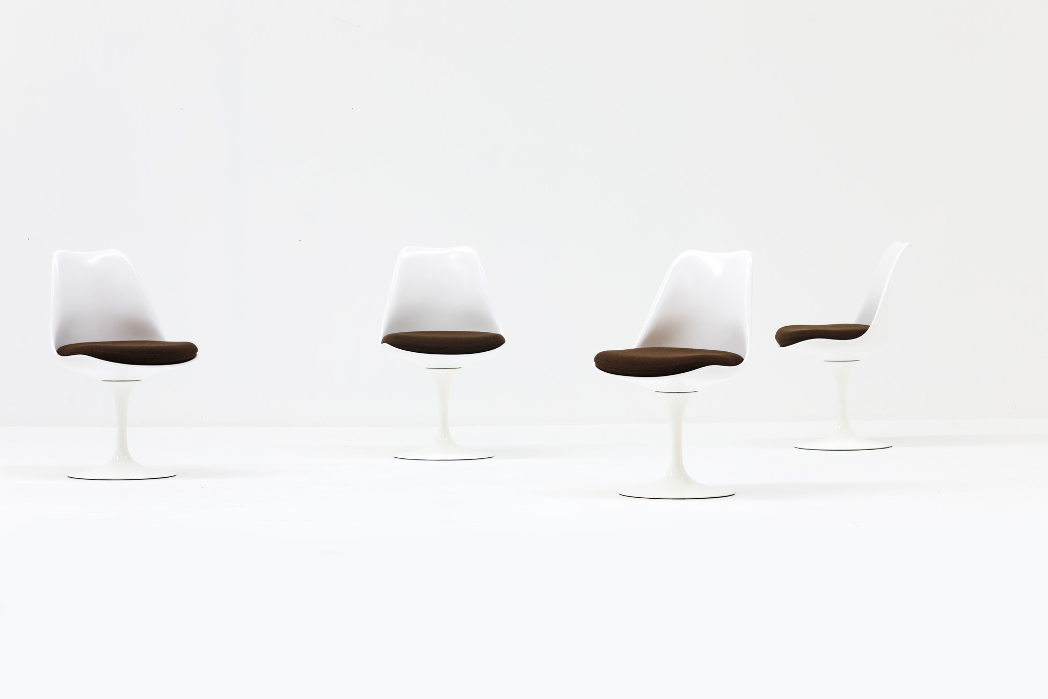 Set of 4 tulip chairs by Eero Saarinen for knoll international