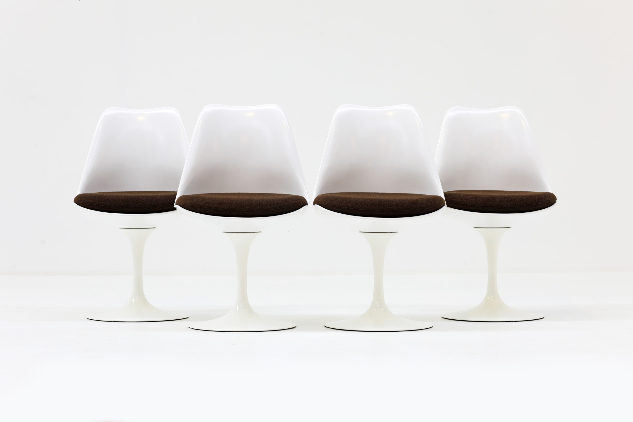 Set van 4 tulip stoelen door Eero Saarinen voor knoll international