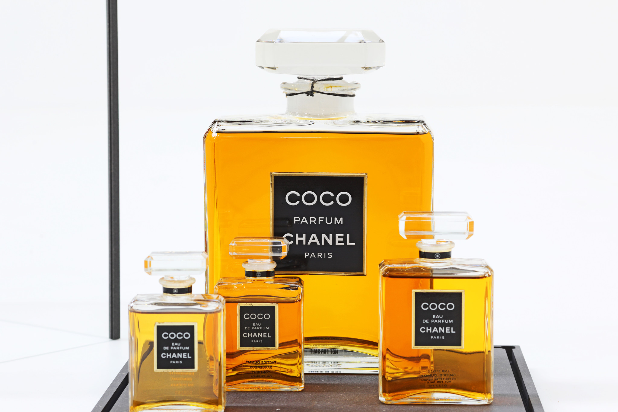 Chanel Coco Collectie flessen in vitrine