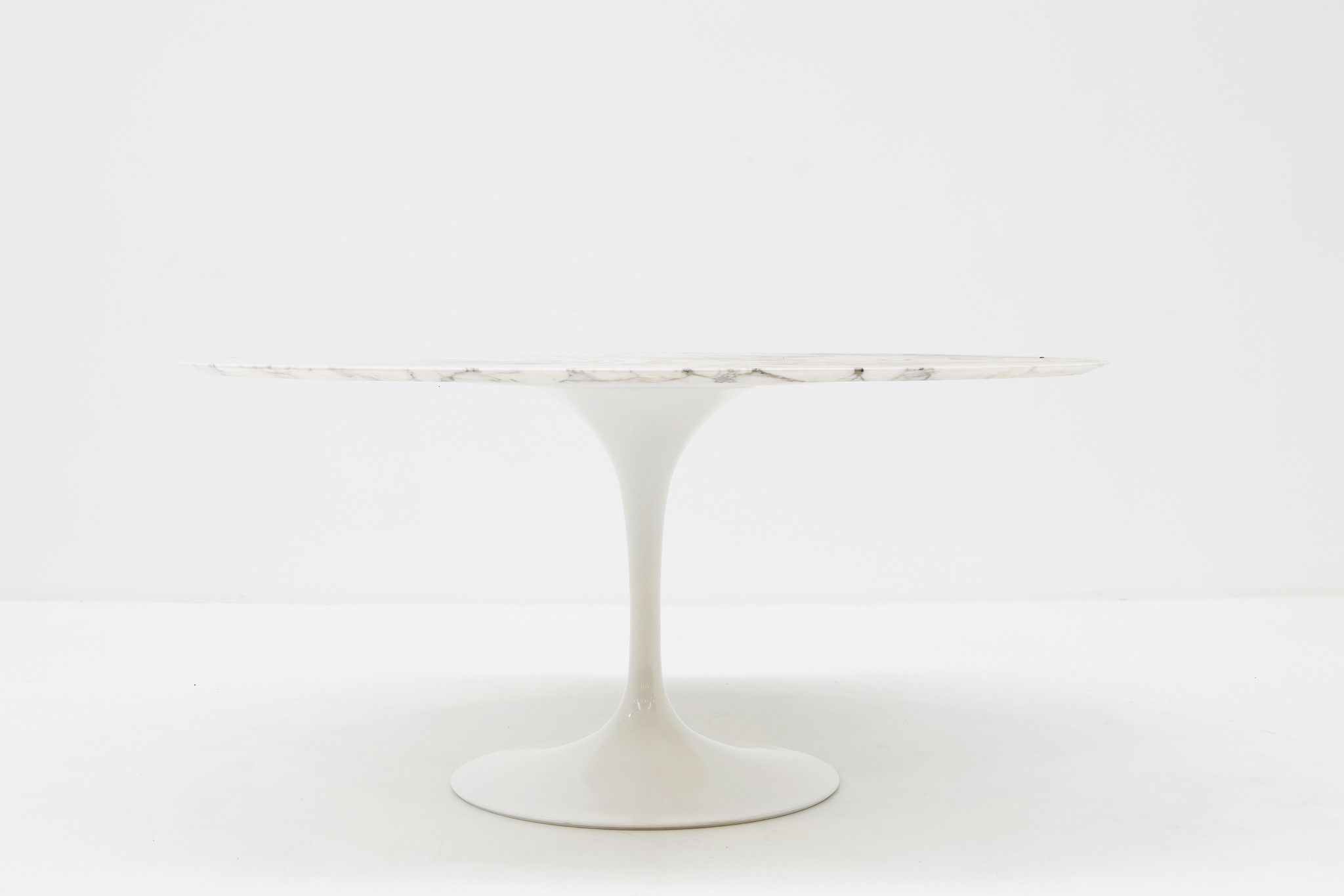 Table tulipe Knoll en marbre conçue par Eero Saarinen