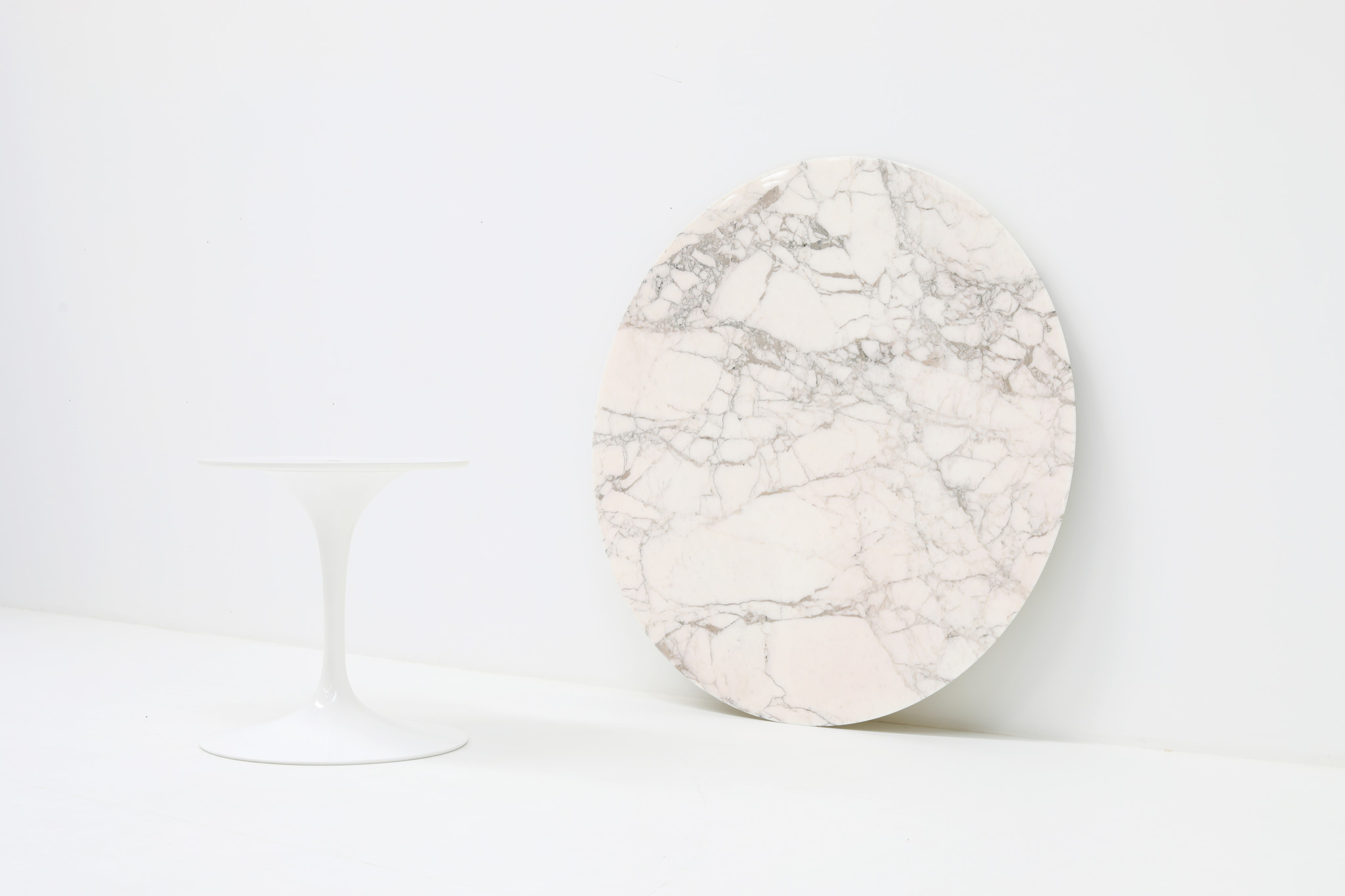 Marble Knoll Tulip table designed by Eero Saarinen