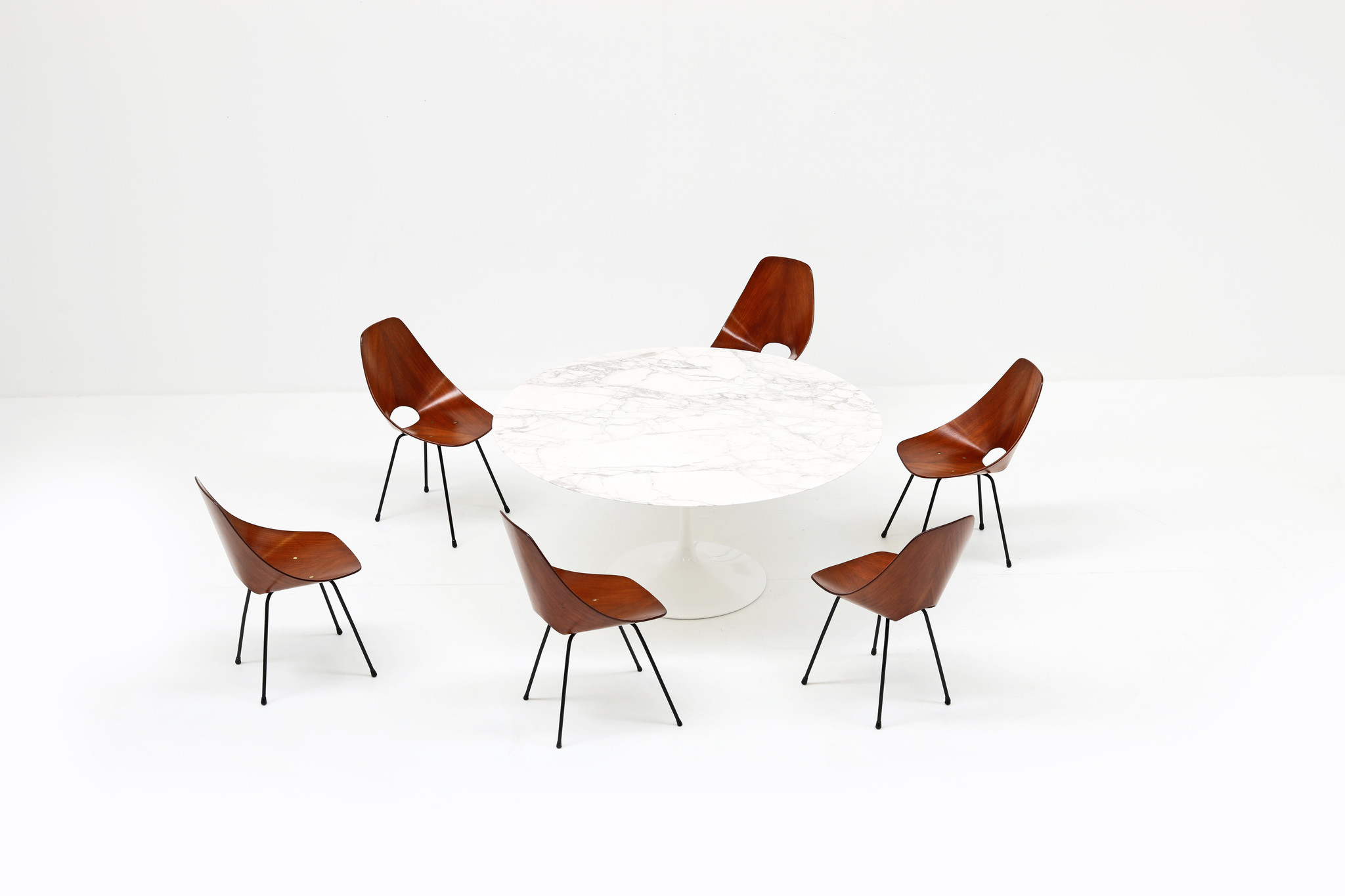 Marmeren Knoll Tulip tafel ontworpen door Eero Saarinen