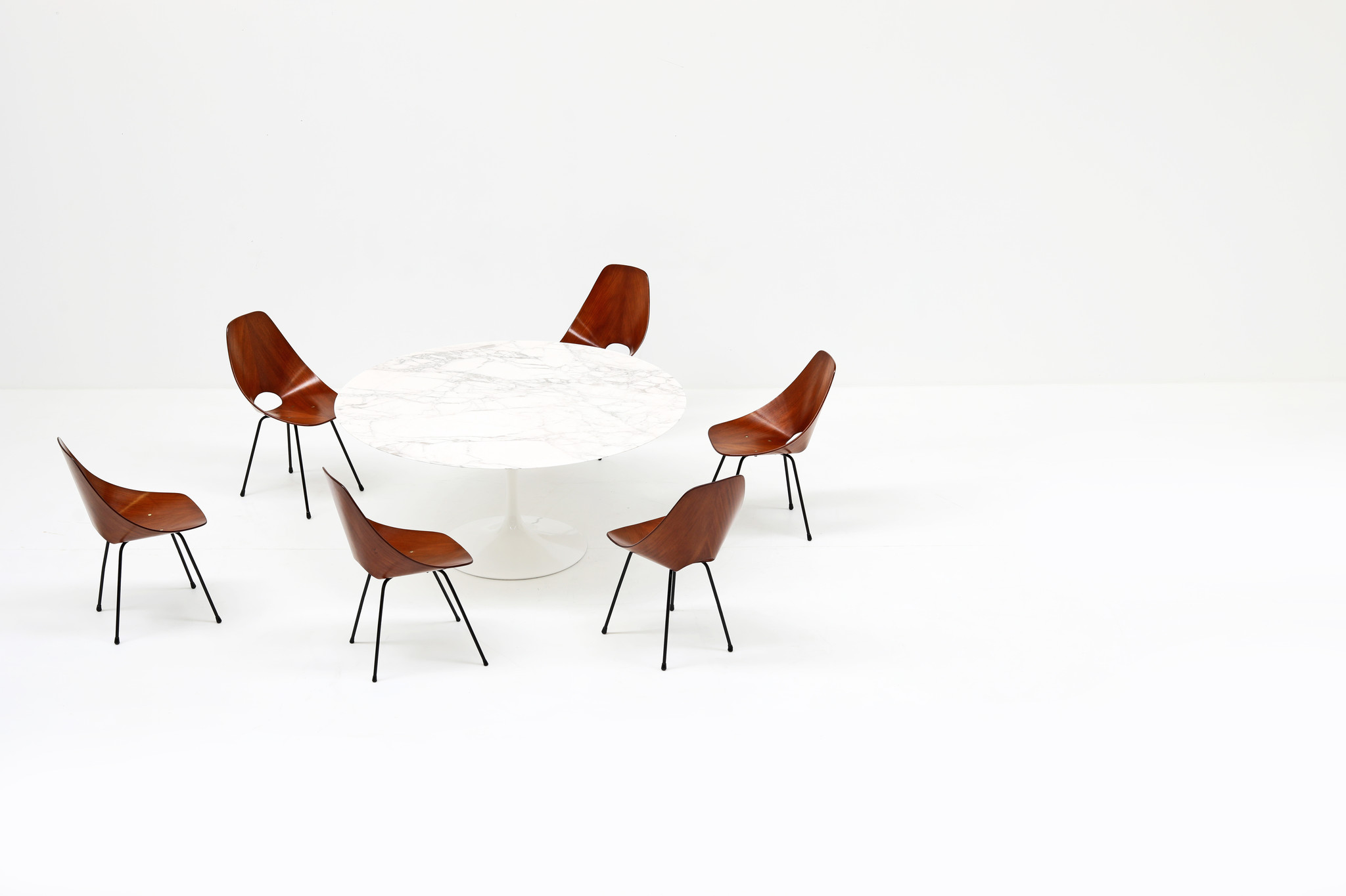 Marmeren Knoll Tulip tafel ontworpen door Eero Saarinen