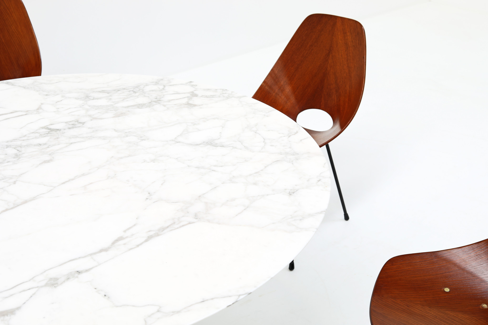 Marmeren Knoll Tulip tafel ontworpen door Eero Saarinen