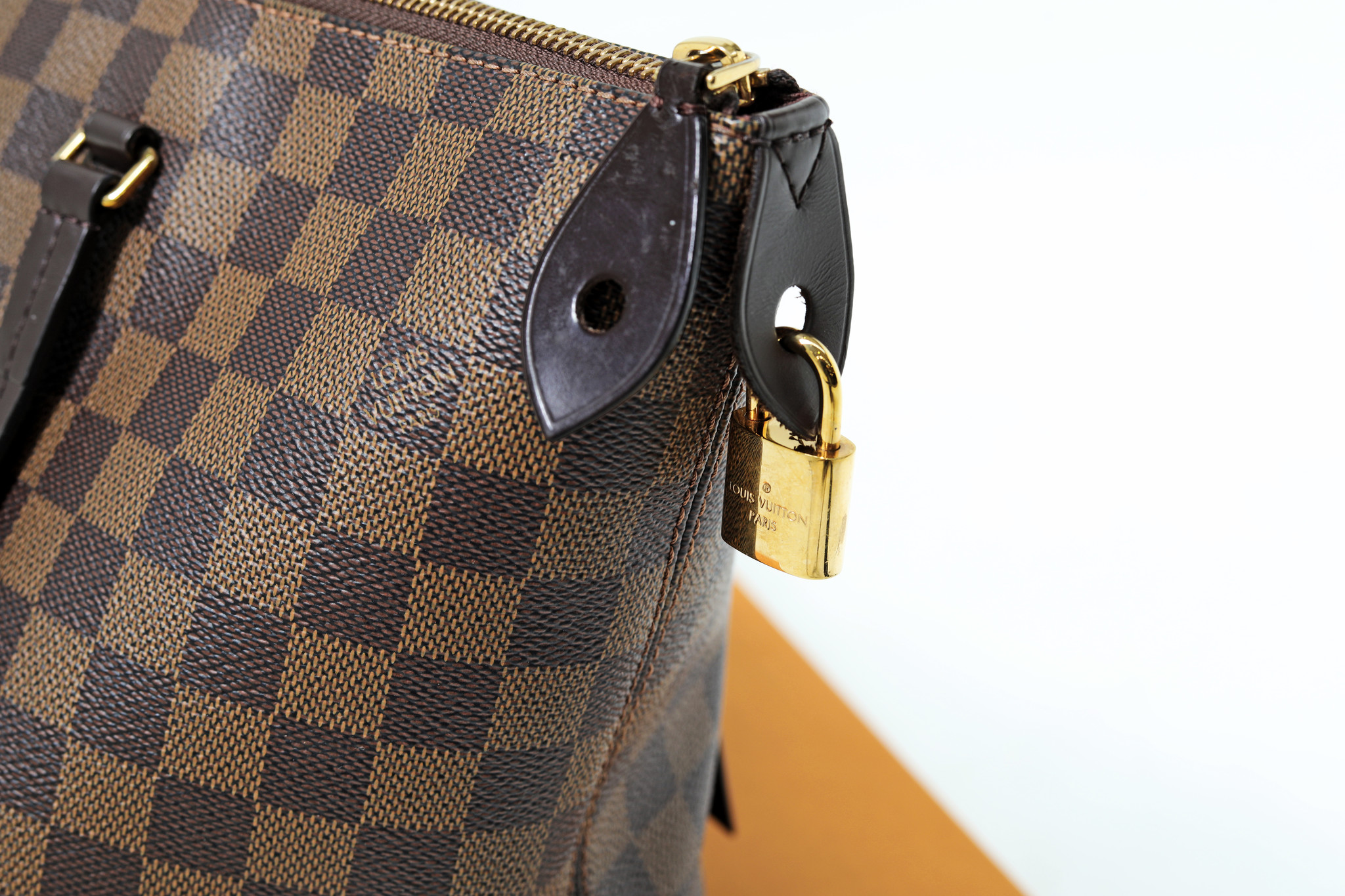 Sac Louis Vuitton Ebene Lena MM