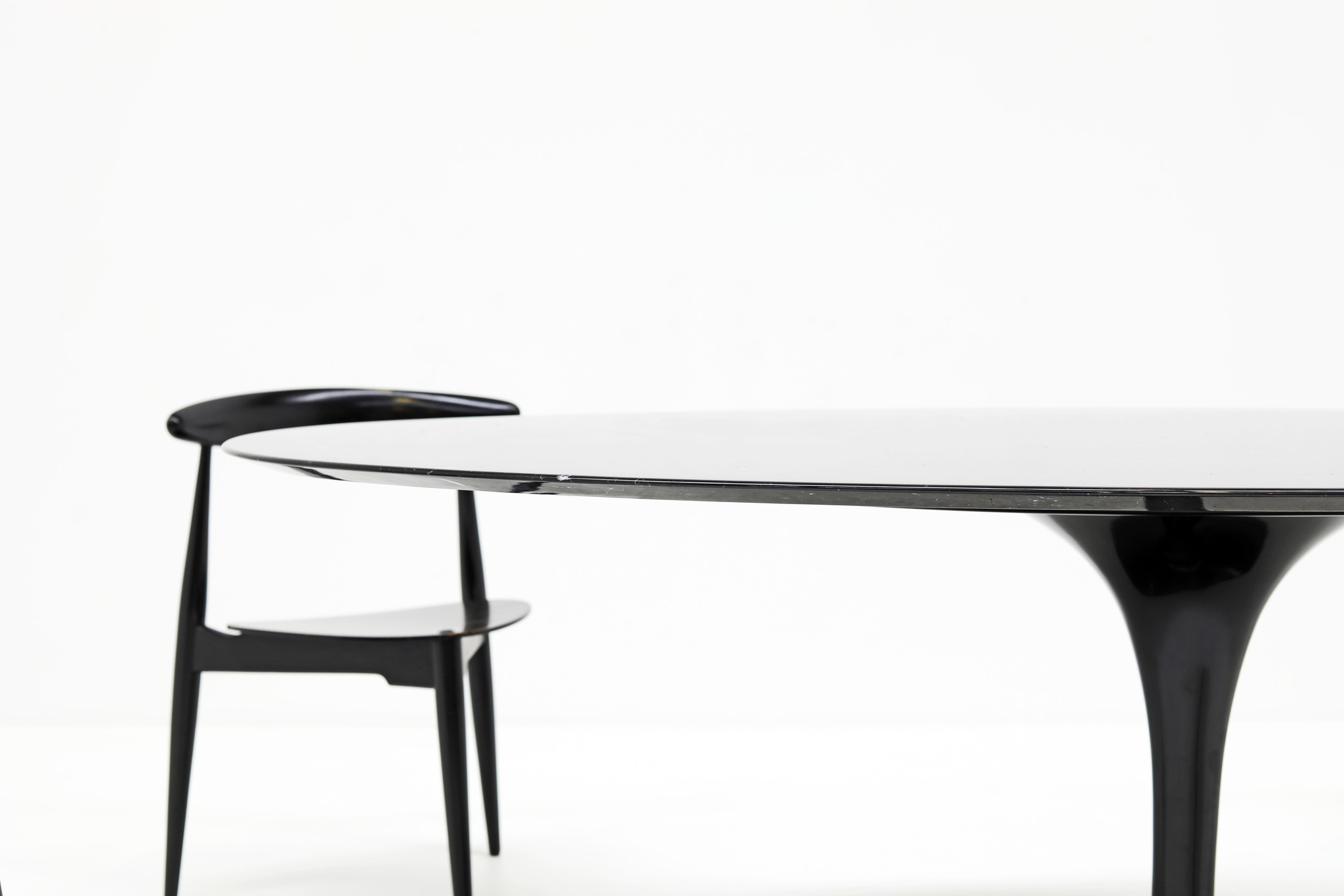 Ovalen Knoll tulip tafel in zwarte marmer door Eero Saarinen voor knoll