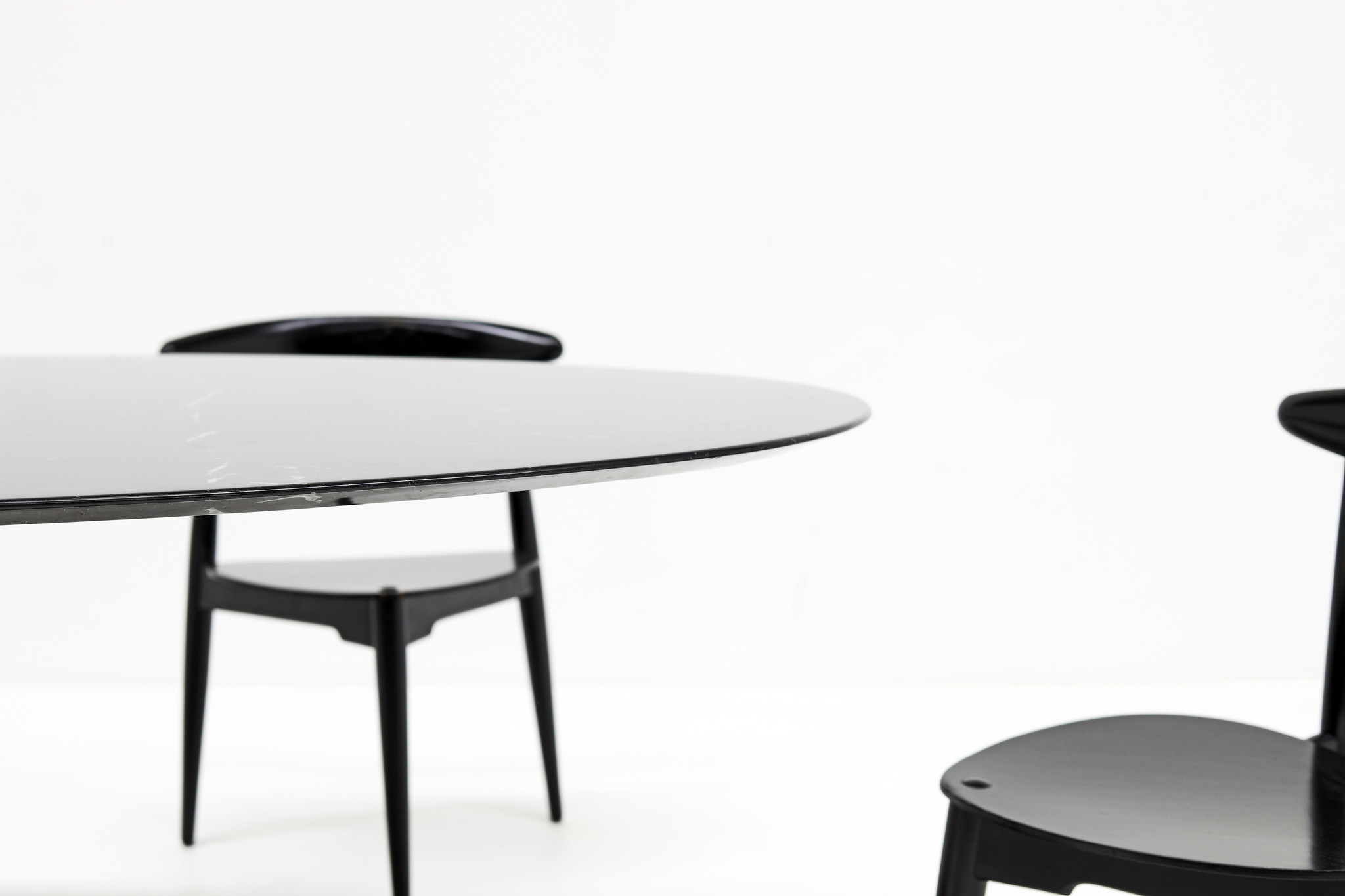 Oval Knoll tulip table in black marble by Eero Saarinen for knoll