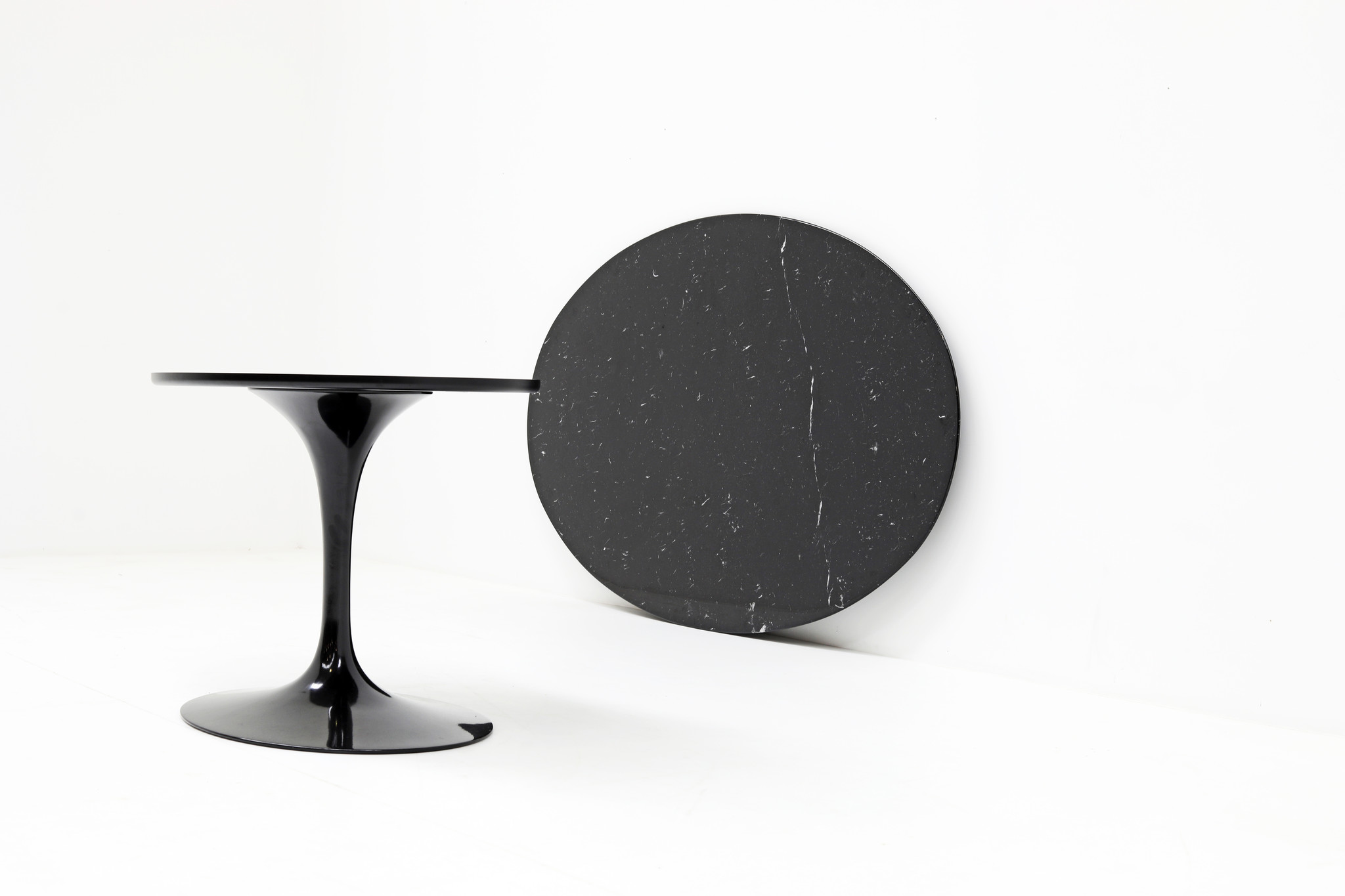 Oval Knoll tulip table in black marble by Eero Saarinen for knoll