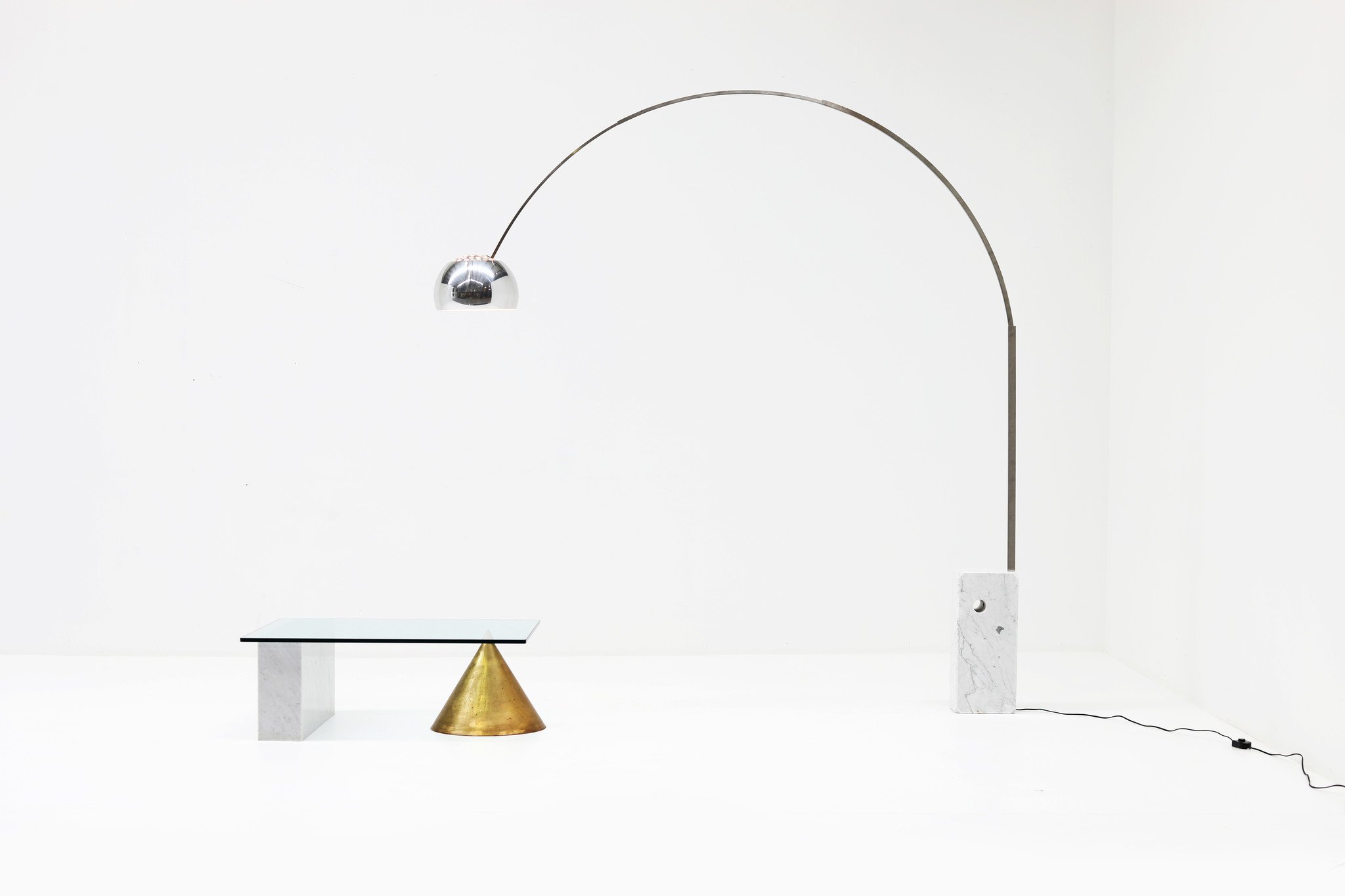 Flos booglamp ontwerpen door Archille en Piere Castiglioni, 1962