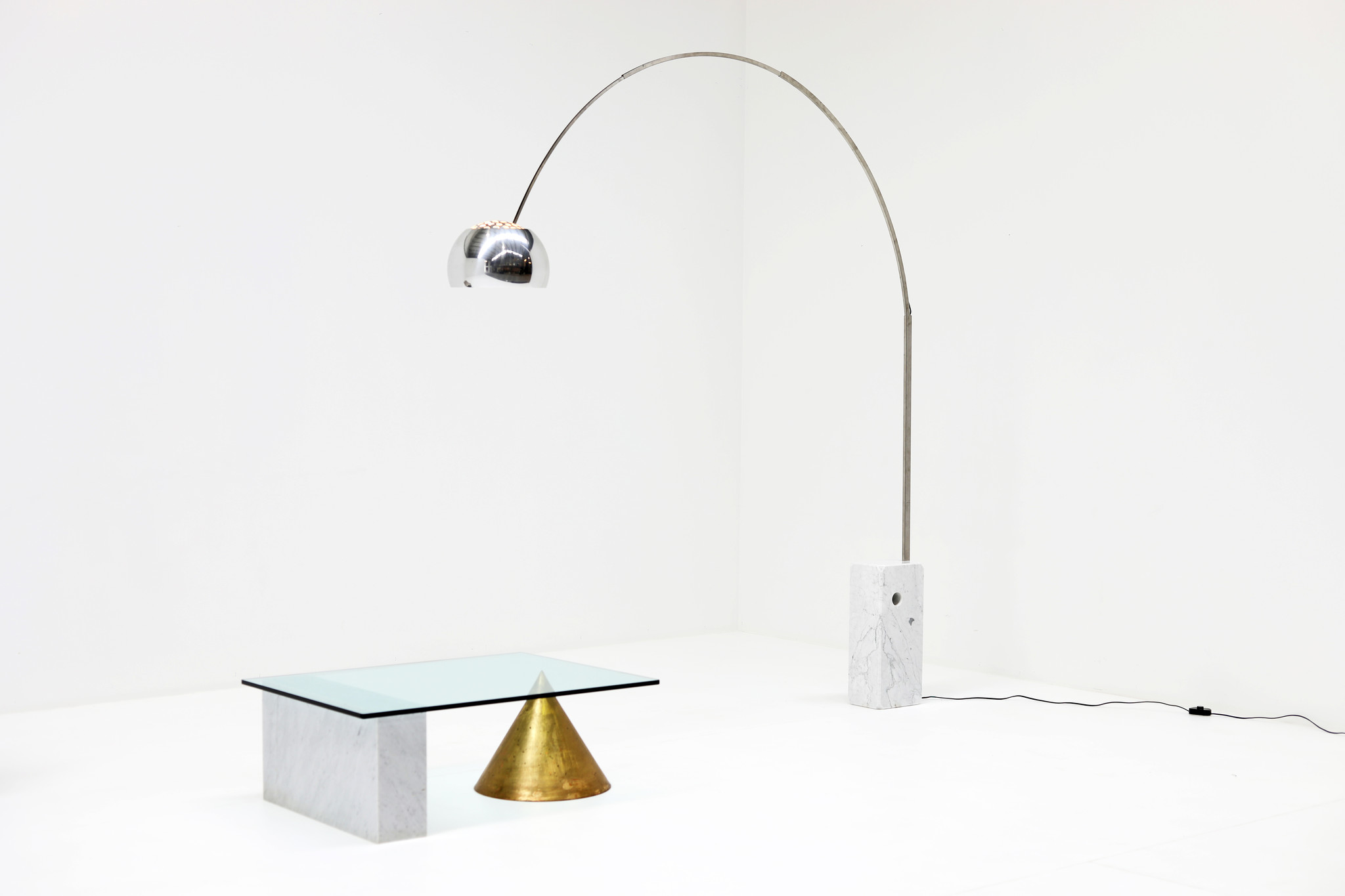 Flos booglamp ontwerpen door Archille en Piere Castiglioni, 1962