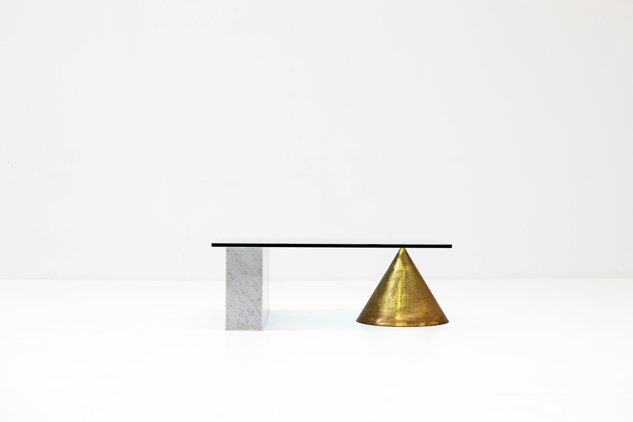 Table basse 'Kono' en marbre et cuivre de Vignelli, années 1970