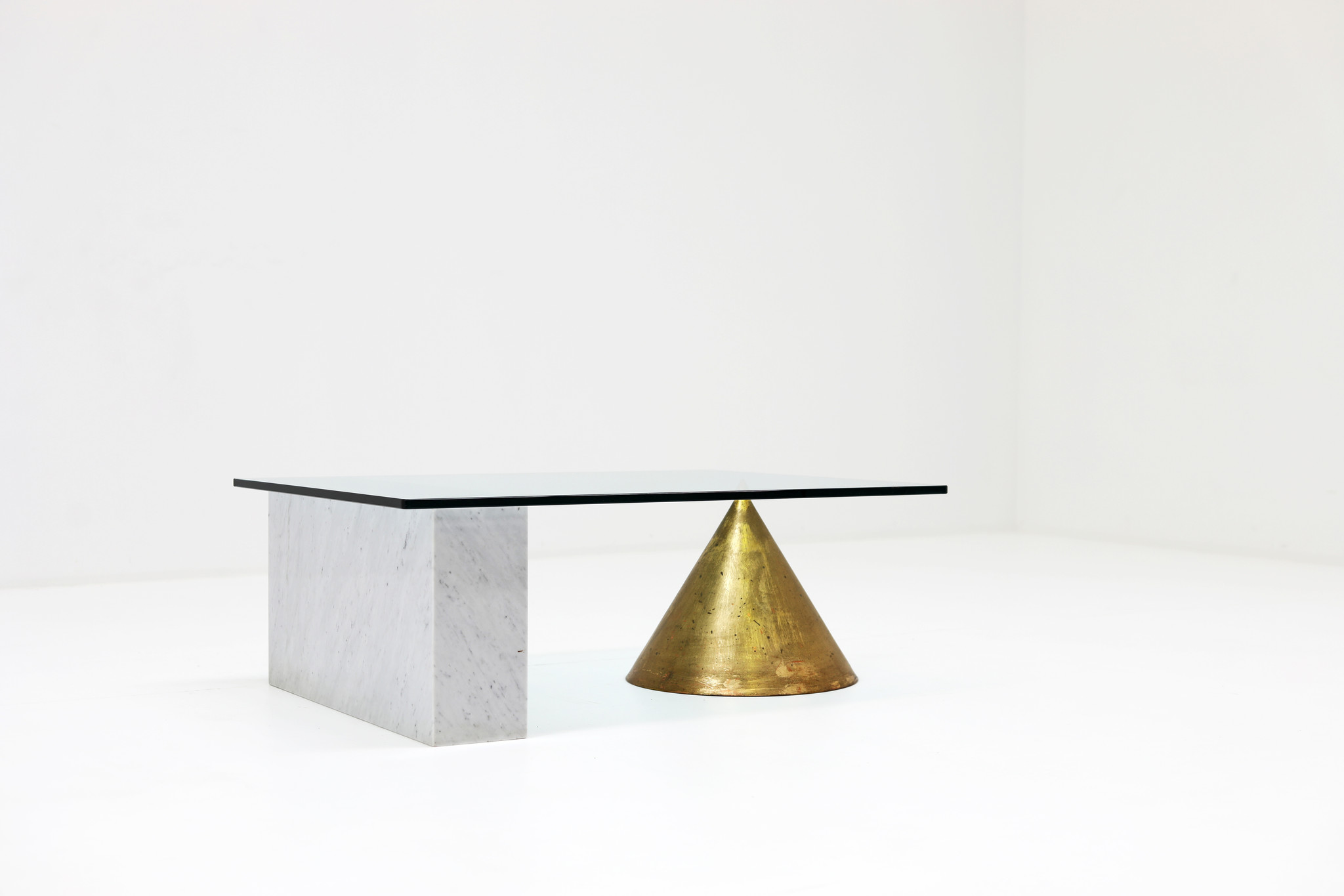 Table basse 'Kono' en marbre et cuivre de Vignelli, années 1970