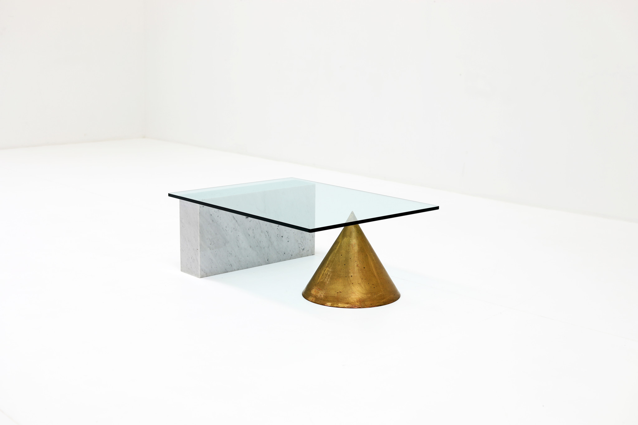 Table basse 'Kono' en marbre et cuivre de Vignelli, années 1970