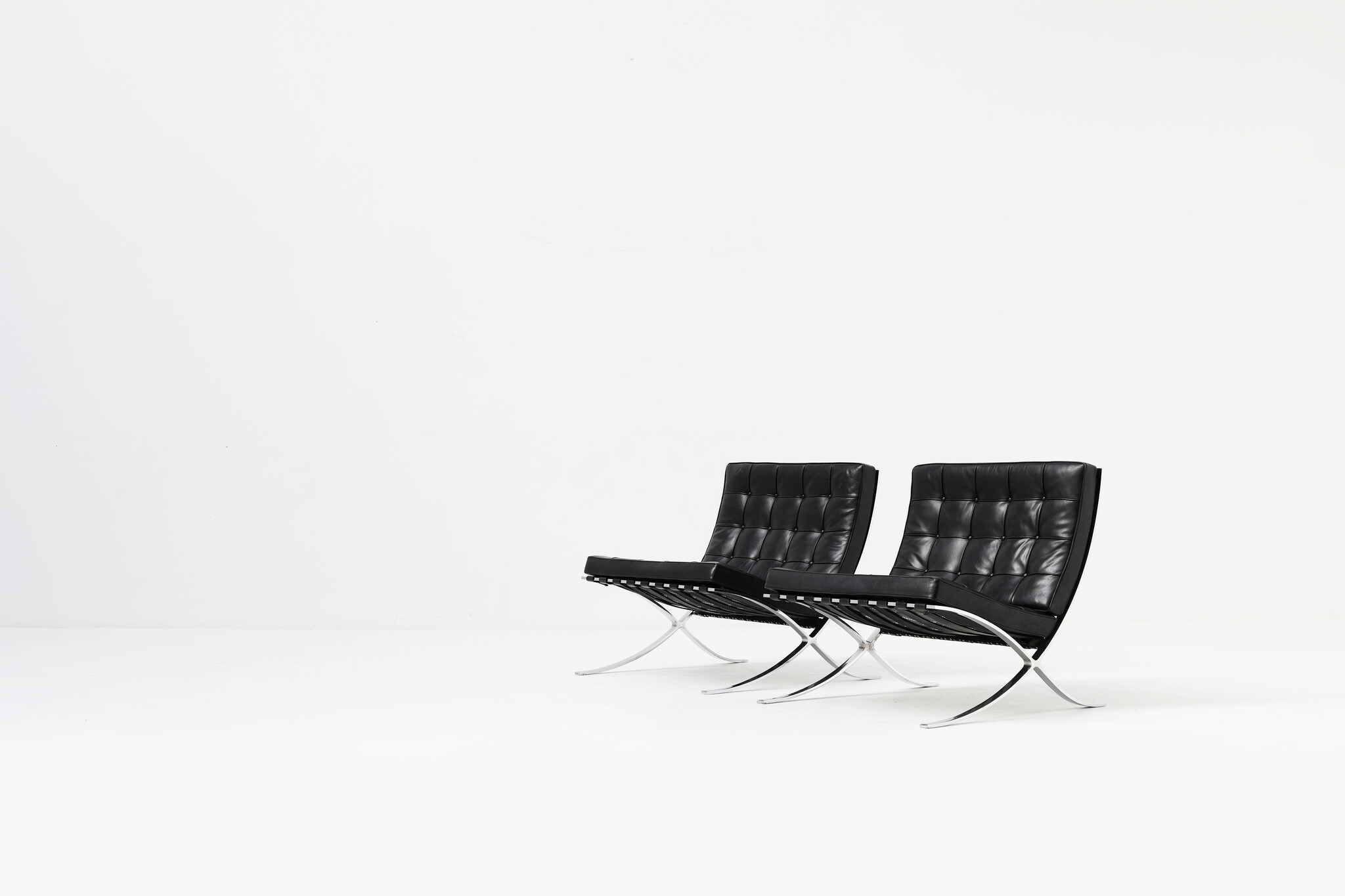 Koppel vintage Barcelona chairs door Ludwig Mies van der rohe