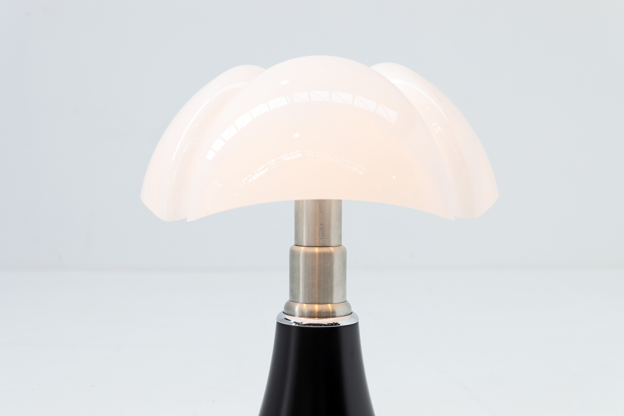 Pipistrello tafellamp door Gae Aulenti voor Martinelli Luce