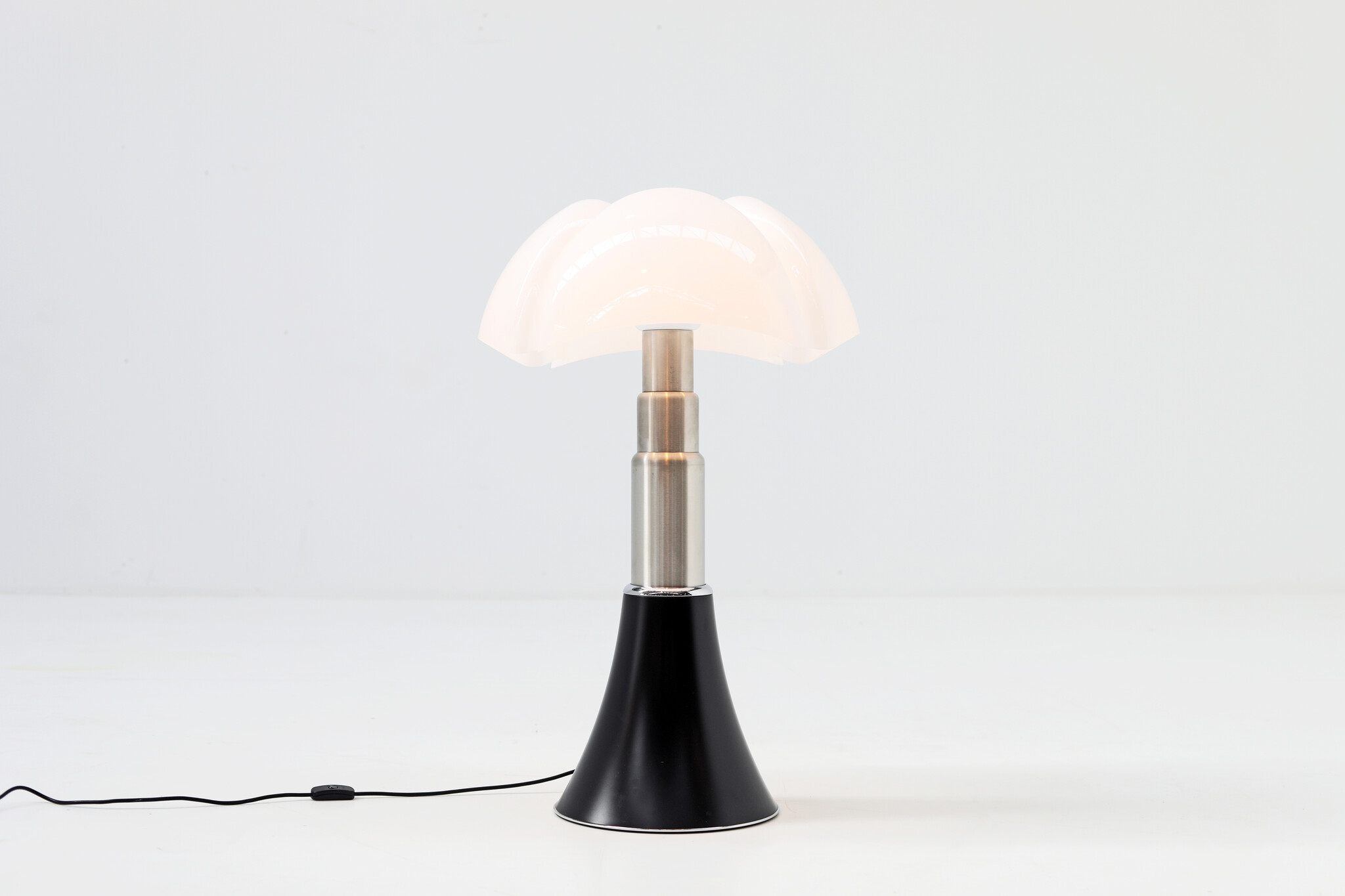 Lampe de table Pipistrello par Gae Aulenti pour Martinelli Luce