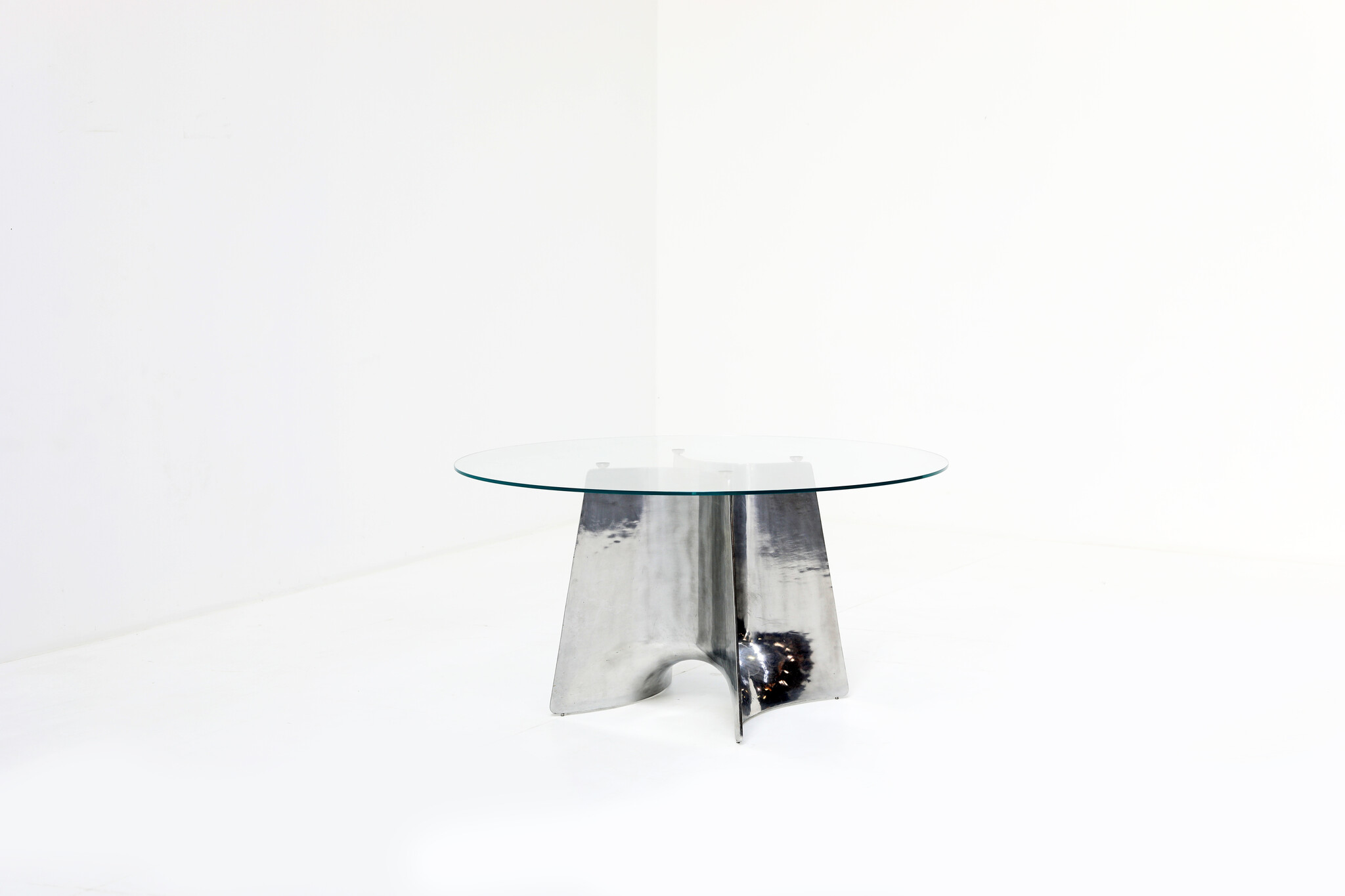 Baleri Italia Bentz aluminium tafel met glazen blad van Jeff Miller