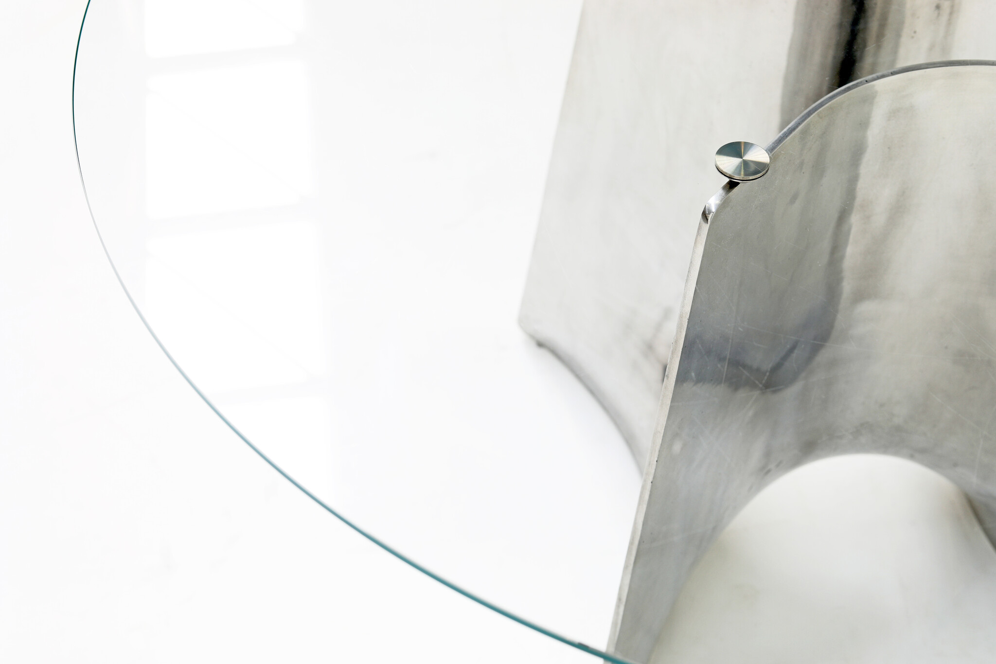 Table Baleri Italia Bentz en aluminium avec plateau en verre par Jeff Miller
