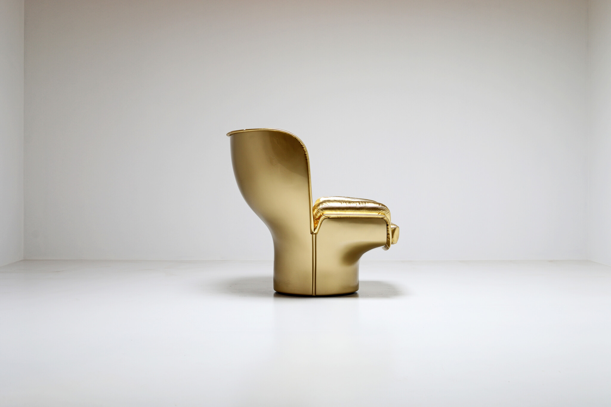 Golden Elda chair Limited edition door Joe Colombo