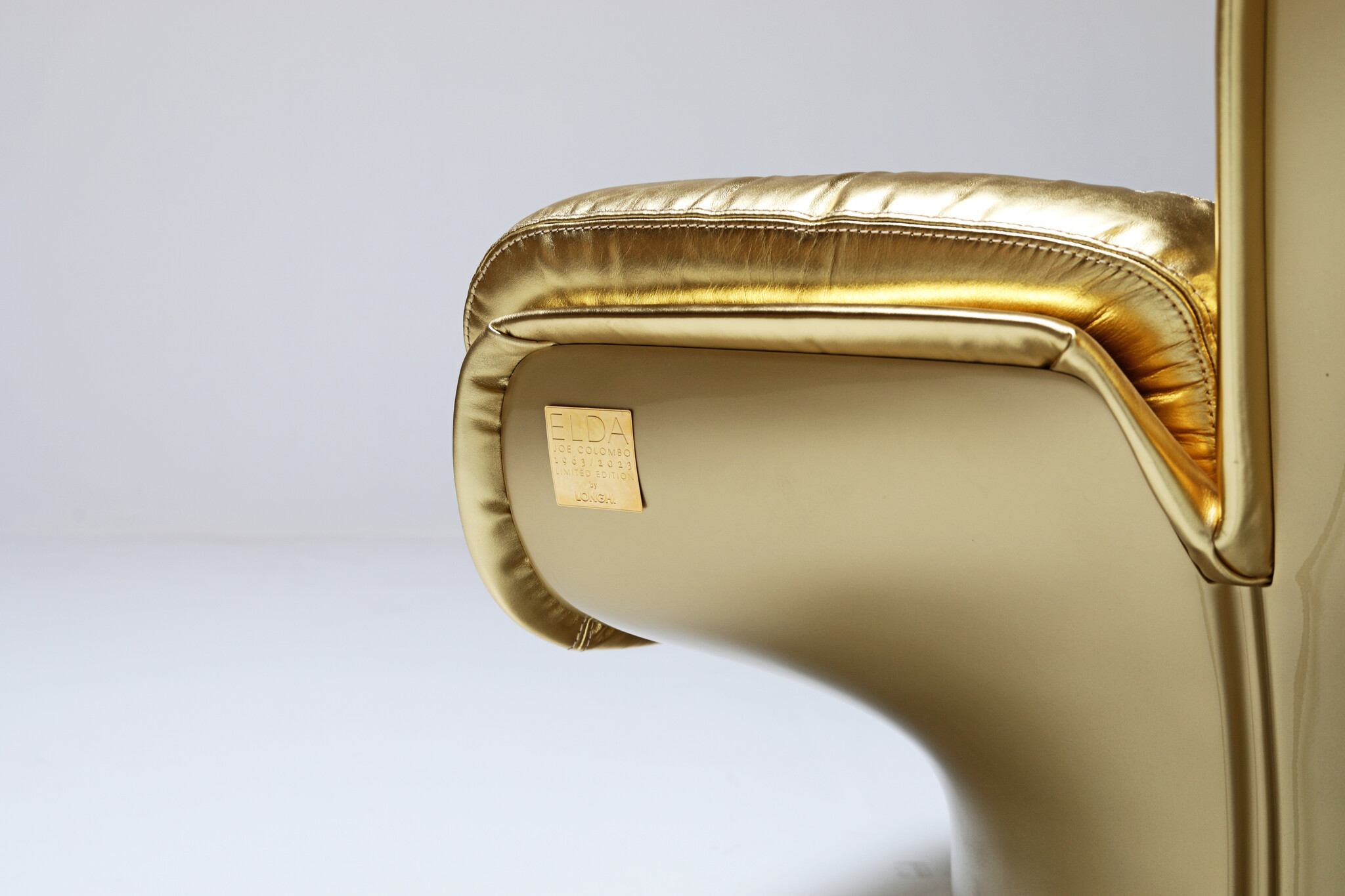 Golden Elda chair Limited edition door Joe Colombo