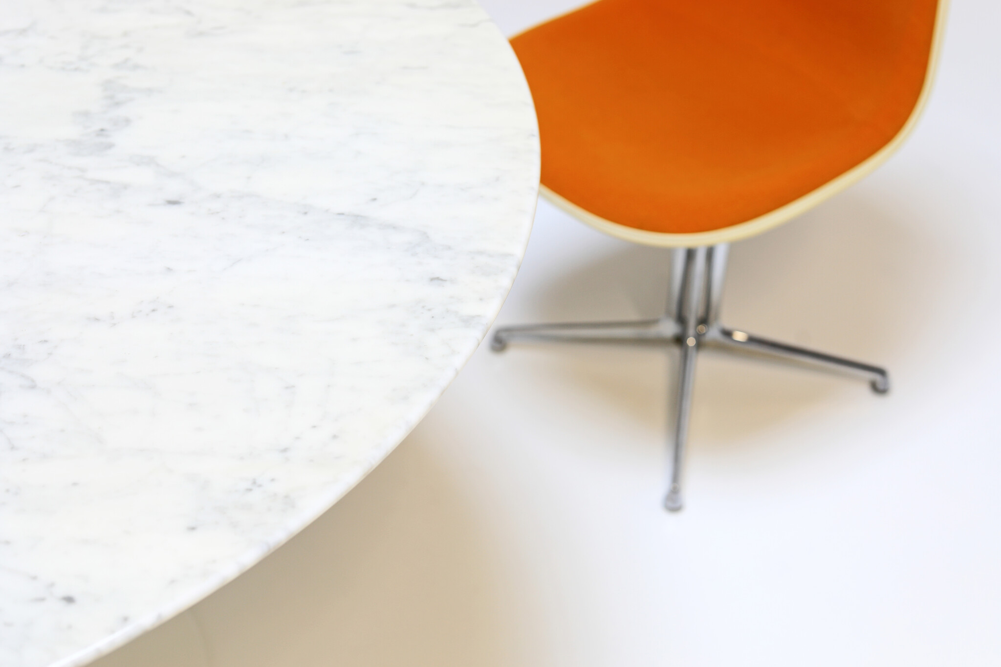 Knoll marble Tulip table designed by Eero Saarinen