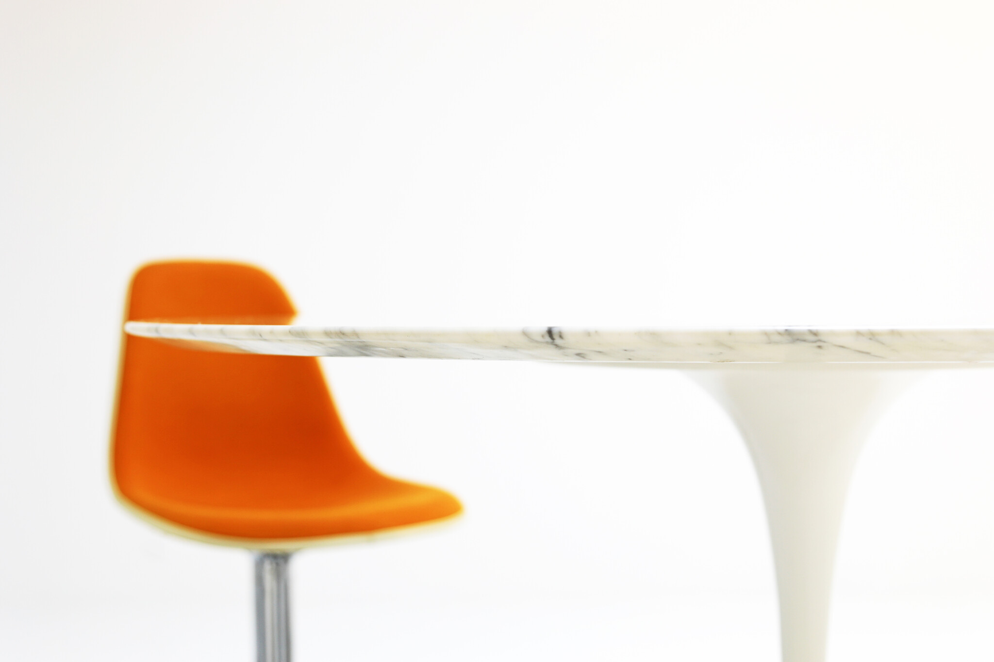 Knoll marble Tulip table designed by Eero Saarinen